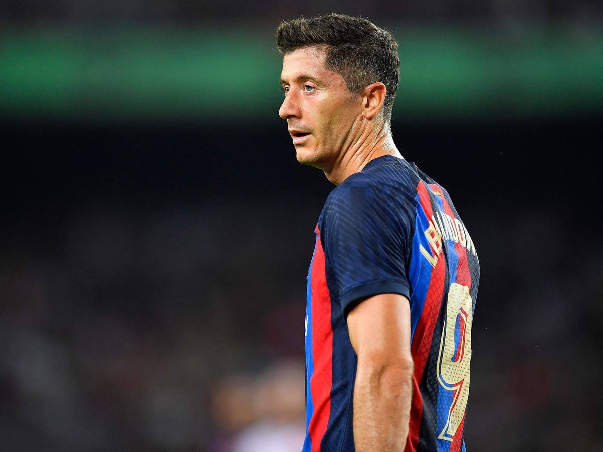 Ex-Bayern-München-Stürmer Robert Lewandowski, hier am 13. August 2022 im Spiel seines neuen Vereins FC Barcelona gegen Rayo Vallecano zu sehen. Er schaut zur Seite.