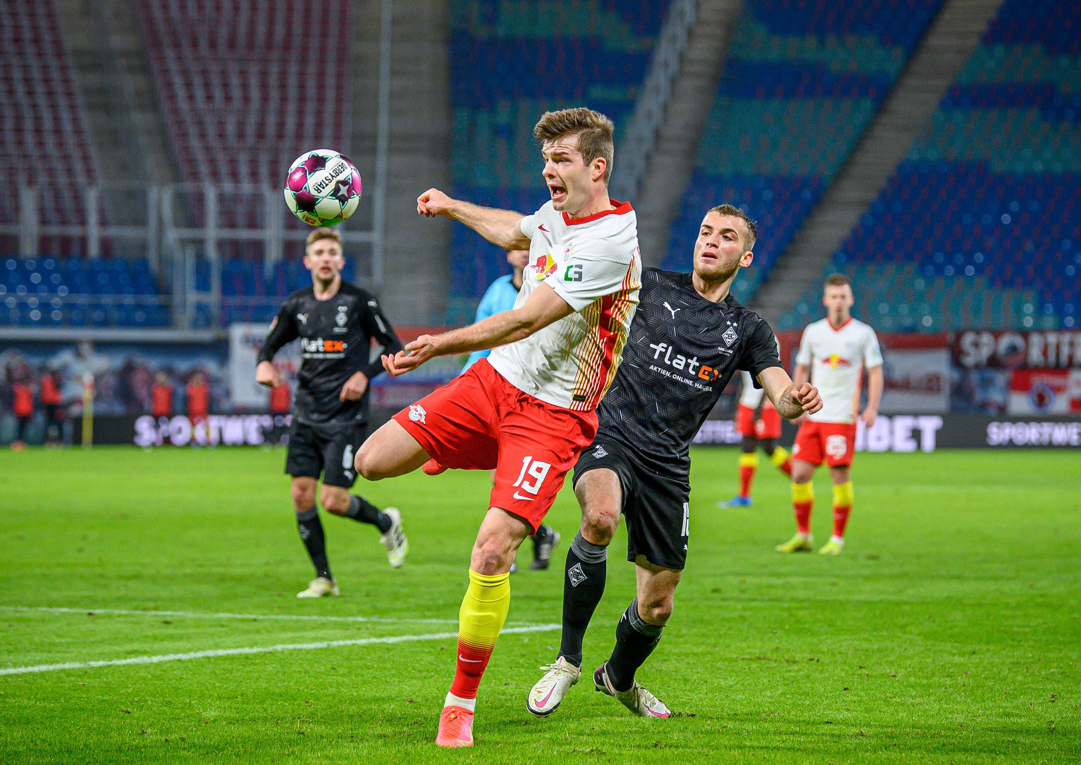 Leipzig-Stürmer Alexander Sörloth (l.) im Zweikampf mit Gladbach-Verteidiger Jordan Beyer (r.) am 27. Februar 2021 in der RB-Arena. Sörloth setzt zum Schuss an.