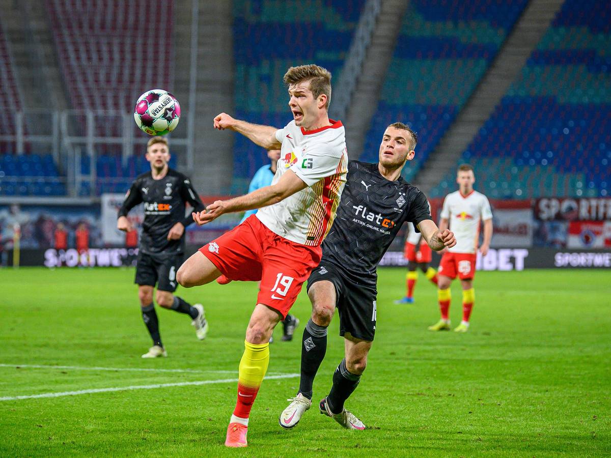 Leipzig-Stürmer Alexander Sörloth (l.) im Zweikampf mit Gladbach-Verteidiger Jordan Beyer (r.) am 27. Februar 2021 in der RB-Arena. Sörloth setzt zum Schuss an.
