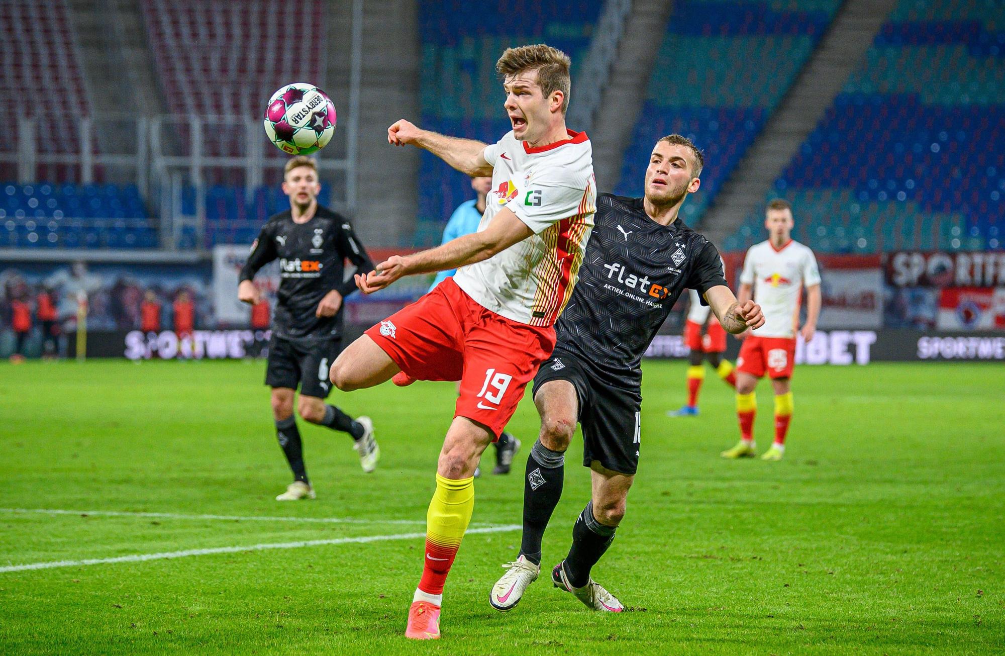 Leipzig-Stürmer Alexander Sörloth (l.) im Zweikampf mit Gladbach-Verteidiger Jordan Beyer (r.) am 27. Februar 2021 in der RB-Arena. Sörloth setzt zum Schuss an.