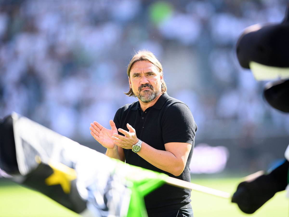 Gladbach-Trainer Daniel Farke. Auf diesem Bild ist der 45-Jährige am 6. August 2022 im Borussia-Park zu sehen. Im Vordergrund schwenkt Borussia-Maskottchen Jünter eine Fahne in den Vereinsfarben.