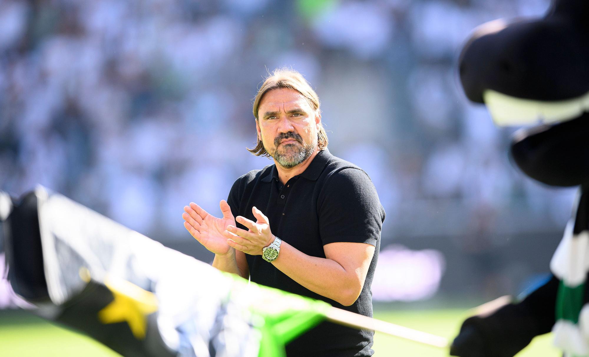 Gladbach-Trainer Daniel Farke. Auf diesem Bild ist der 45-Jährige am 6. August 2022 im Borussia-Park zu sehen. Im Vordergrund schwenkt Borussia-Maskottchen Jünter eine Fahne in den Vereinsfarben.