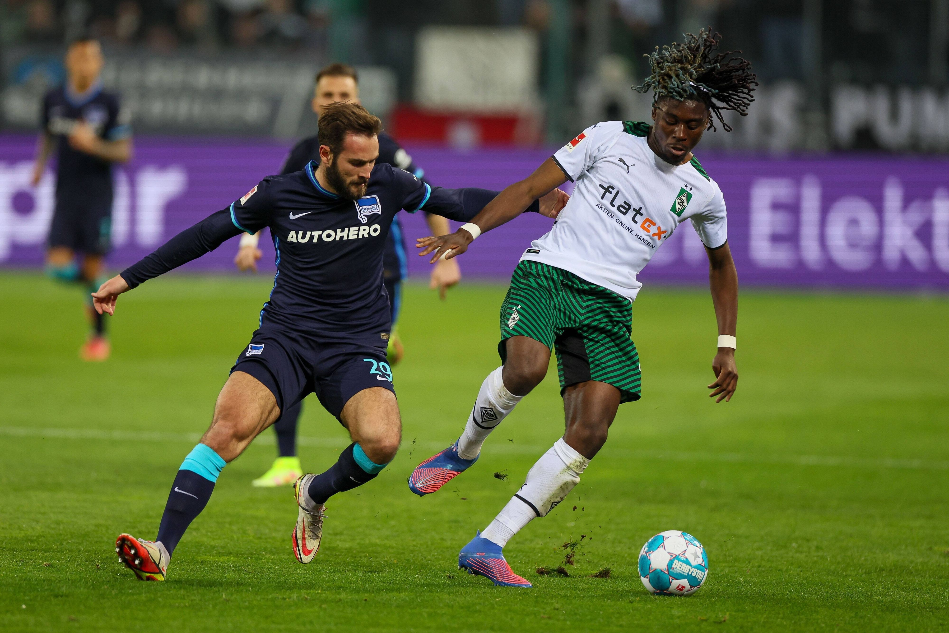 Borussia Mönchengladbach empfängt am Freitag (19. August 2022) Hertha BSC zum Auftakt des 3. Bundesliga-Spieltags. Das Foto zeigt Gladbachs Manu Koné Thuram (re.) im Zweikampf mit Berlins Lucas Tousart (li.) beim vergangenen Duell am 12. März 2022.