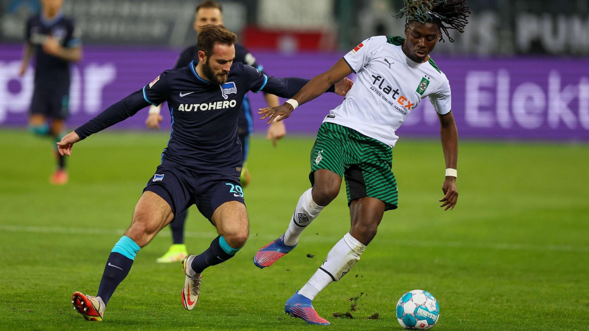 Borussia Mönchengladbach empfängt am Freitag (19. August 2022) Hertha BSC zum Auftakt des 3. Bundesliga-Spieltags. Das Foto zeigt Gladbachs Manu Koné Thuram (re.) im Zweikampf mit Berlins Lucas Tousart (li.) beim vergangenen Duell am 12. März 2022.