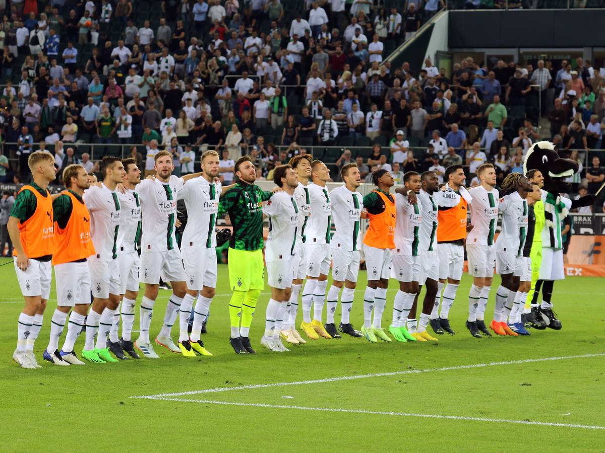 Die Spieler von Borussia Mönchengladbach feiern am Freitag (19. August 2022) gemeinsam mit den Fans in der Nordkurve den Heimsieg gegen Hertha BSC. Maskottchen Jünter ist auch dabei.