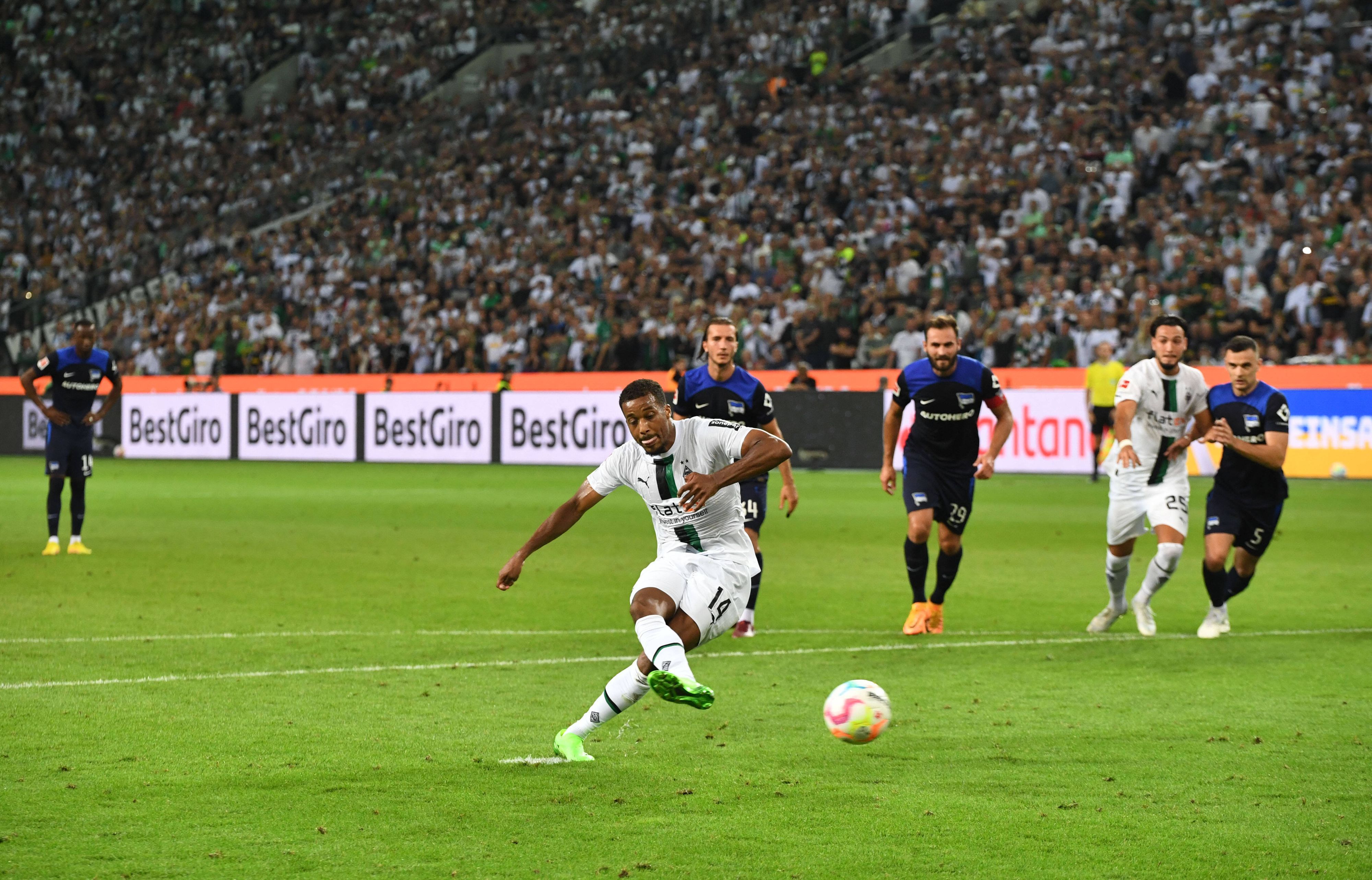 Alassane Plea bringt Borussia Mönchengladbach am 19. August 2022 per Elfmeter mit 1:0 gegen Hertha BSC in Führung.