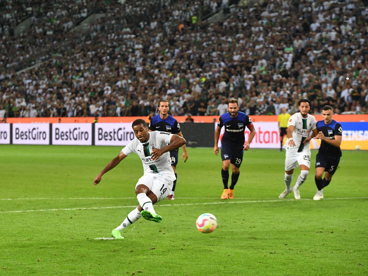 Alassane Plea bringt Borussia Mönchengladbach am 19. August 2022 per Elfmeter mit 1:0 gegen Hertha BSC in Führung.