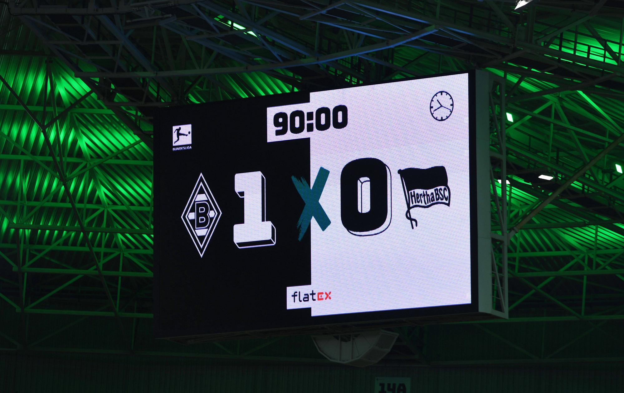 Die Anzeigetafel im Borussia-Park zeigt das Endergebnis der Bundesliga-Partie Borussia Mönchengladbach gegen Hertha BSC am 19. August 2022 (1:0).
