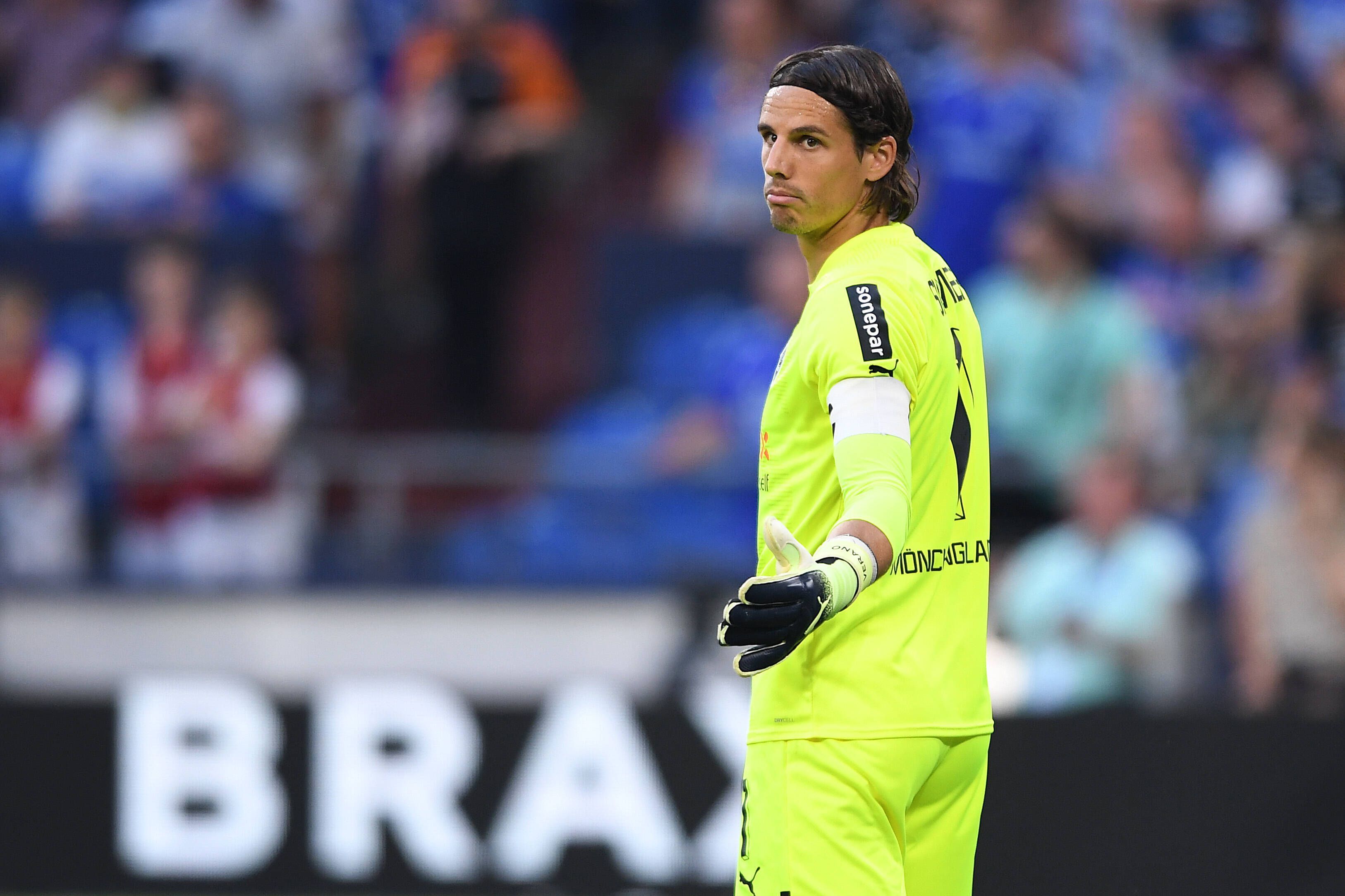 Torwart Yann Sommer von Borussia Mönchengladbach beim Auswärtsspiel gegen Schalke 04 am 13. August 2022. Sommer schaut mit fragendem Blick nach links.
