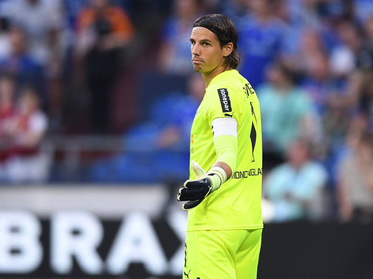 Torwart Yann Sommer von Borussia Mönchengladbach beim Auswärtsspiel gegen Schalke 04 am 13. August 2022. Sommer schaut mit fragendem Blick nach links.