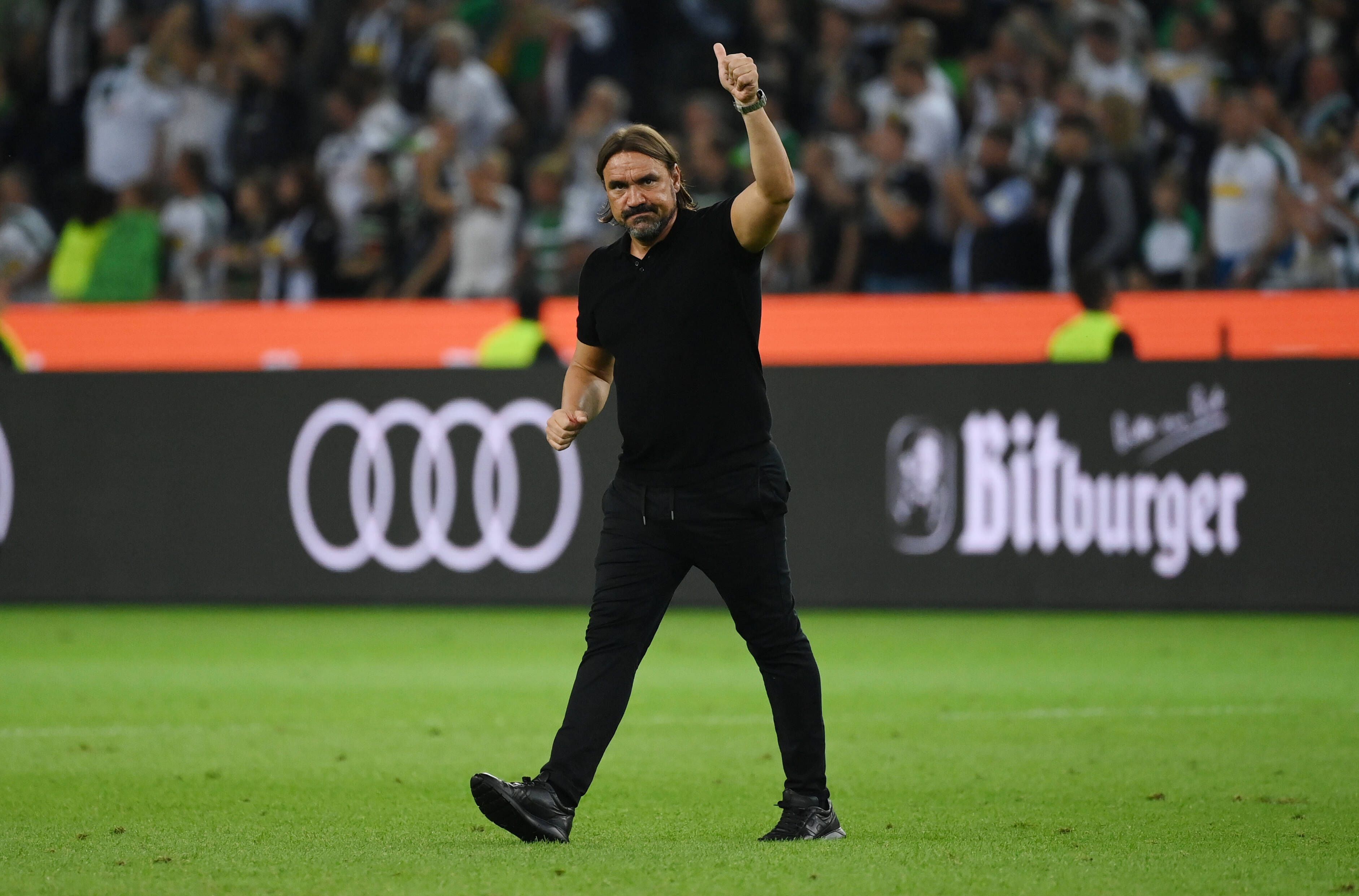 Trainer Daniel Farke von Borussia Mönchengladbach nach dem Spiel gegen Hertha BSC am 19. August 2022. Farke hebt den Daumen und bedankt sich bei den Fans.