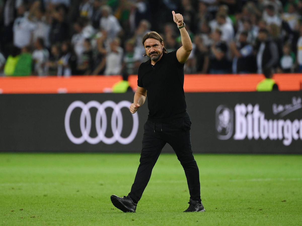 Trainer Daniel Farke von Borussia Mönchengladbach nach dem Spiel gegen Hertha BSC am 19. August 2022. Farke hebt den Daumen und bedankt sich bei den Fans.