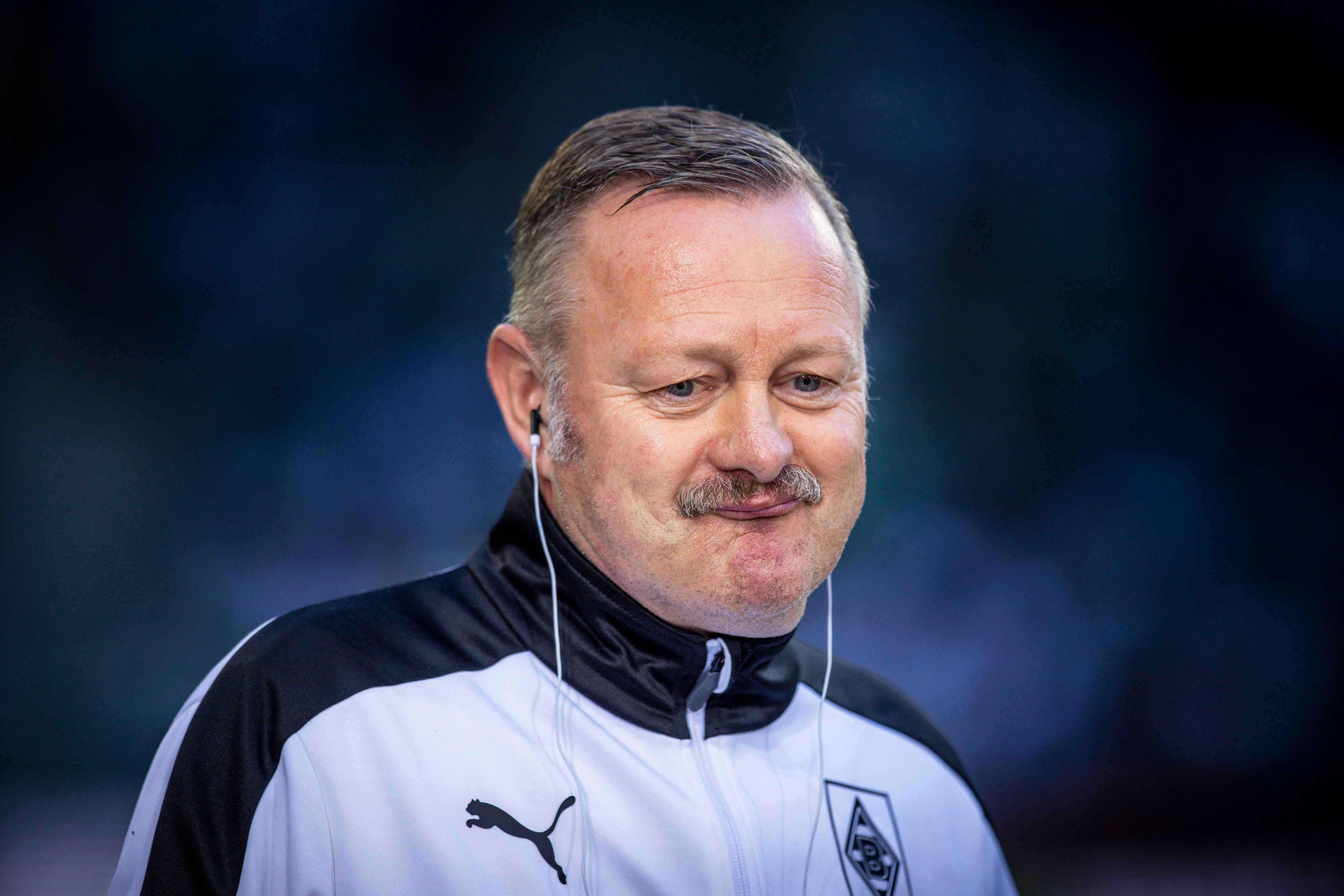Sportdirektor Roland Virkus von Fußball-Bundesligist Borussia Mönchengladbach, hier zu sehen am 19. August 2022 im Borussia-Park. Er hat Kopfhörer in den Ohren.