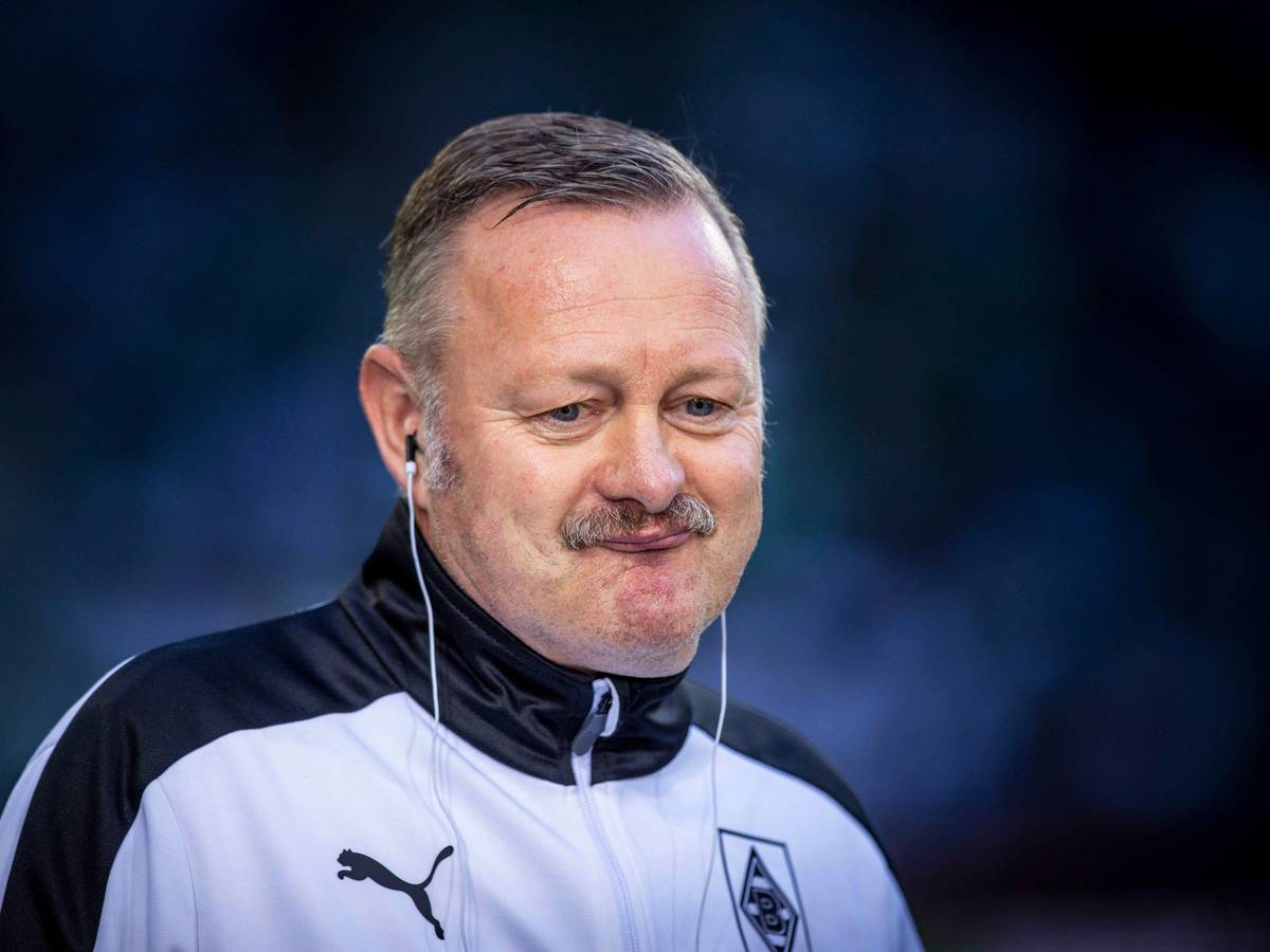 Sportdirektor Roland Virkus von Fußball-Bundesligist Borussia Mönchengladbach, hier zu sehen am 19. August 2022 im Borussia-Park. Er hat Kopfhörer in den Ohren.