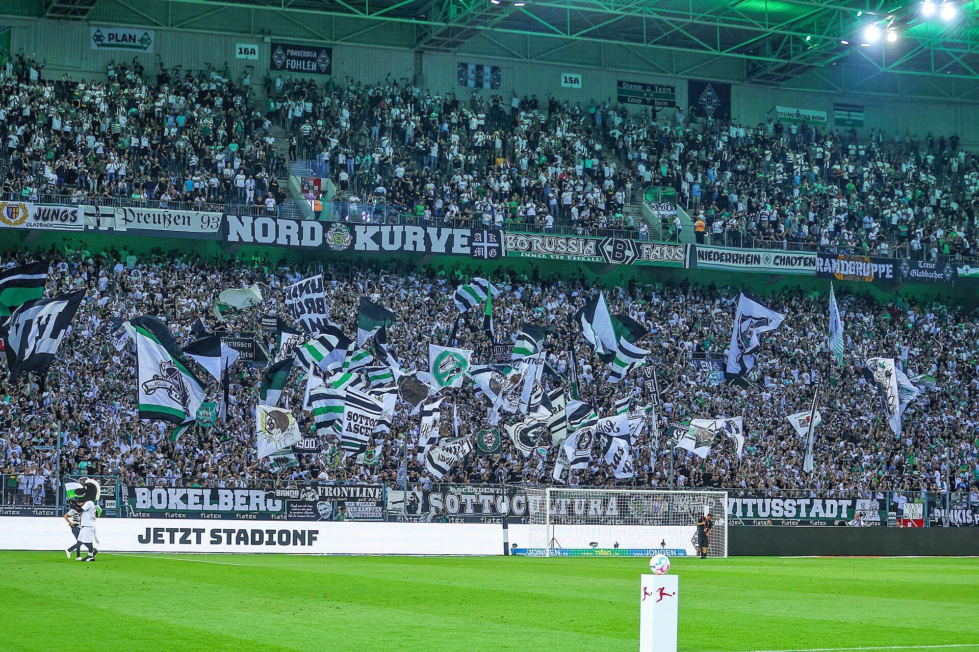 Tausende Gladbach-Fans haben die Borussia im Bundesliga-Duell gegen Hertha BSC (19. August 2022) lautstark unterstützt und zum Heimsieg gepusht. Auf diesen Bild ist die Nordkurve zu sehen.