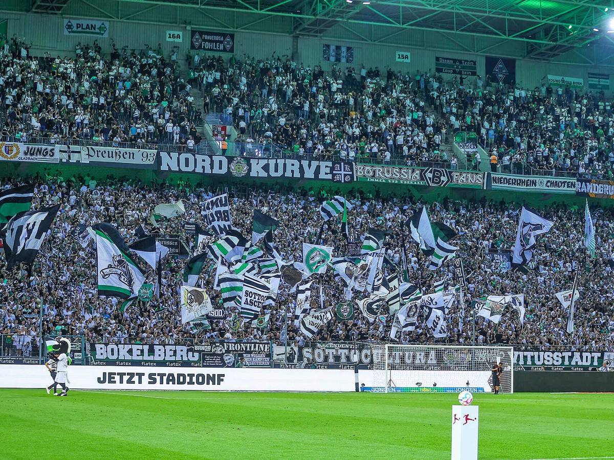 Tausende Gladbach-Fans haben die Borussia im Bundesliga-Duell gegen Hertha BSC (19. August 2022) lautstark unterstützt und zum Heimsieg gepusht. Auf diesen Bild ist die Nordkurve zu sehen.