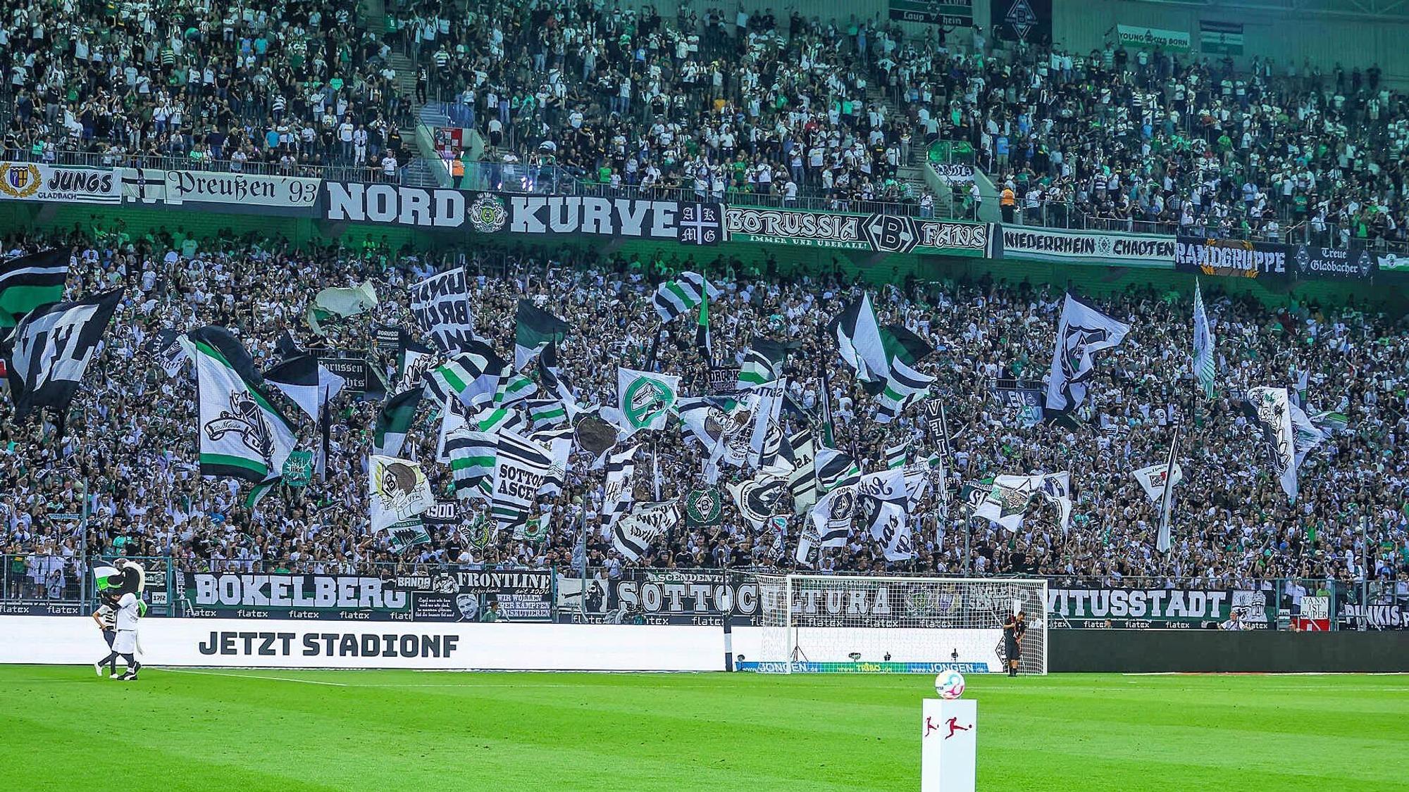 Tausende Gladbach-Fans haben die Borussia im Bundesliga-Duell gegen Hertha BSC (19. August 2022) lautstark unterstützt und zum Heimsieg gepusht. Auf diesen Bild ist die Nordkurve zu sehen.