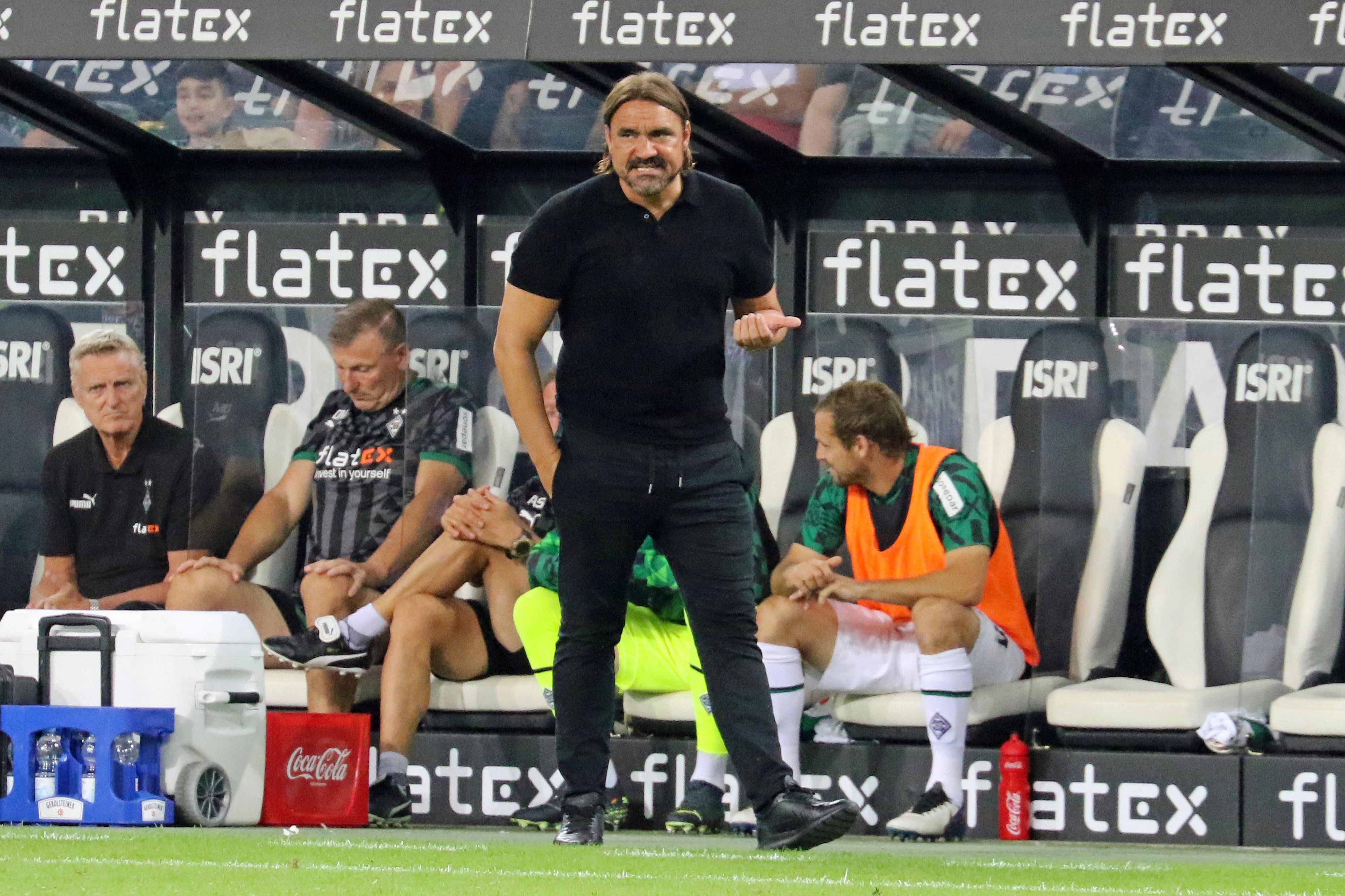 Daniel Farke, Trainer von Fußball-Bundesligist Borussia Mönchengladbach, gibt während der Partie gegen Hertha BSC (19. August 2022) an der Seitenlinie Anweisungen an seine Mannschaft.