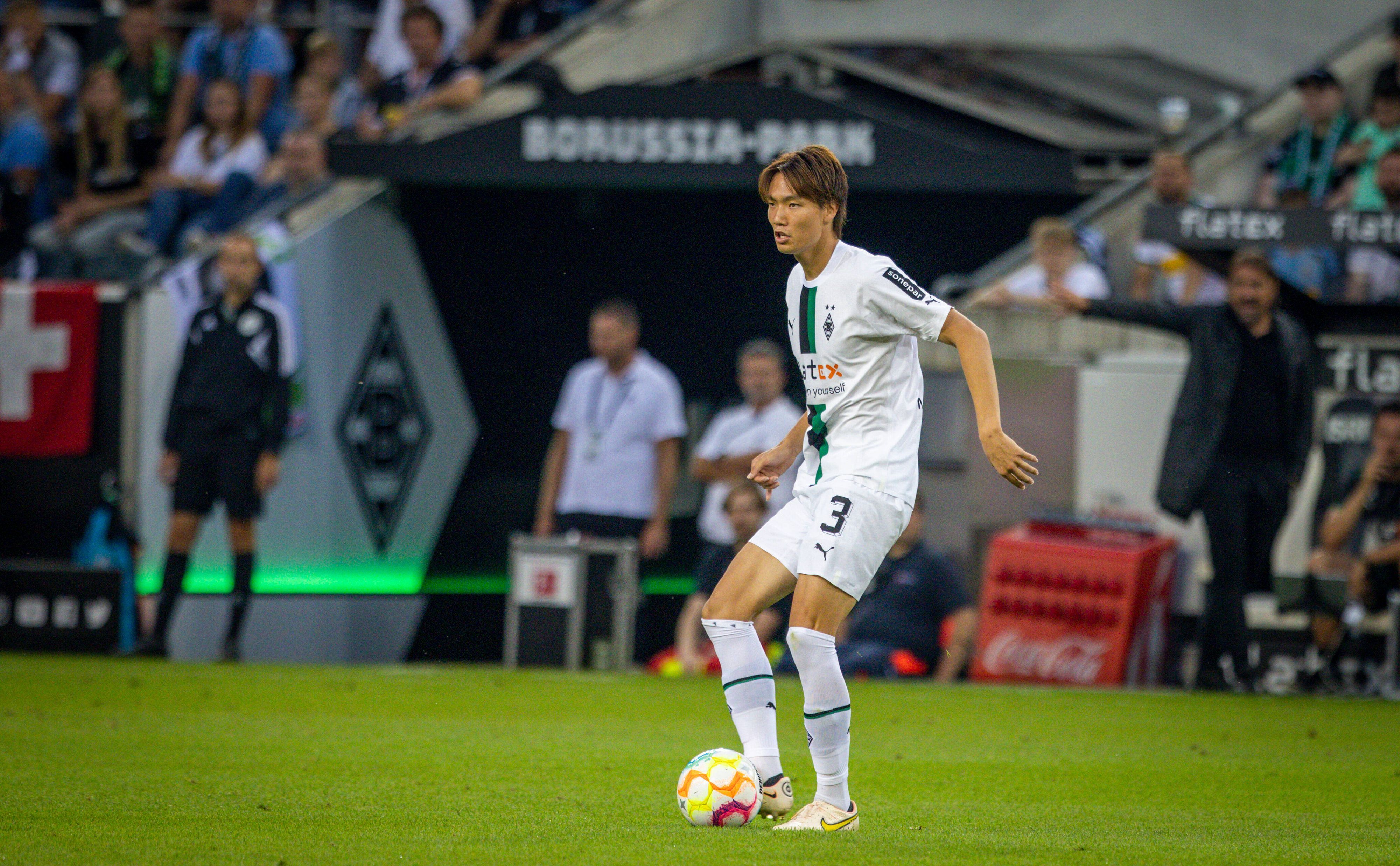 Ko Itakura von Borussia Mönchengladbach am 19. August 2022 beim Heimspiel gegen Hertha BSC. Er hat den Ball am Fuß.