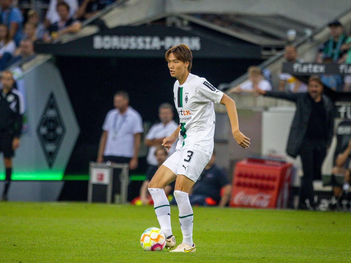 Ko Itakura von Borussia Mönchengladbach am 19. August 2022 beim Heimspiel gegen Hertha BSC. Er hat den Ball am Fuß.