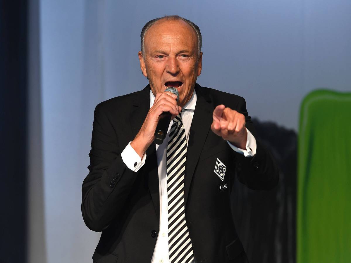 Rolf Königs, Präsident von Fußball-Bundesligist Borussia Mönchengladbach. Auf diesem Foto ist der erfolgreiche Unternehmer am 30. Mai 2022 auf der Mitgliederversammlung im Borussia-Park zu sehen. Königs hält ein Mikrofon in der rechten Hand macht eine Geste mit seiner linken Hand.