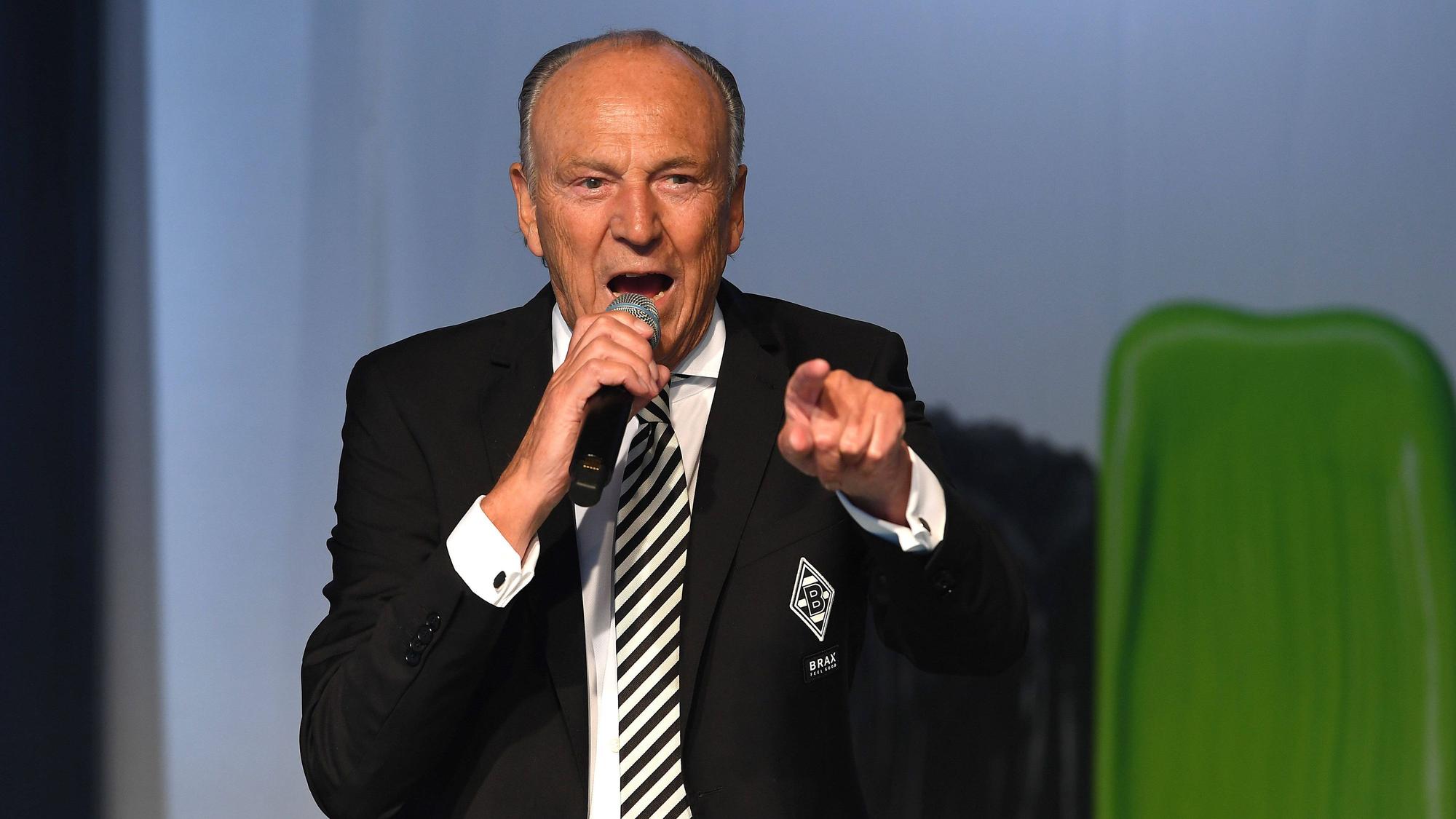 Rolf Königs, Präsident von Fußball-Bundesligist Borussia Mönchengladbach. Auf diesem Foto ist der erfolgreiche Unternehmer am 30. Mai 2022 auf der Mitgliederversammlung im Borussia-Park zu sehen. Königs hält ein Mikrofon in der rechten Hand macht eine Geste mit seiner linken Hand.