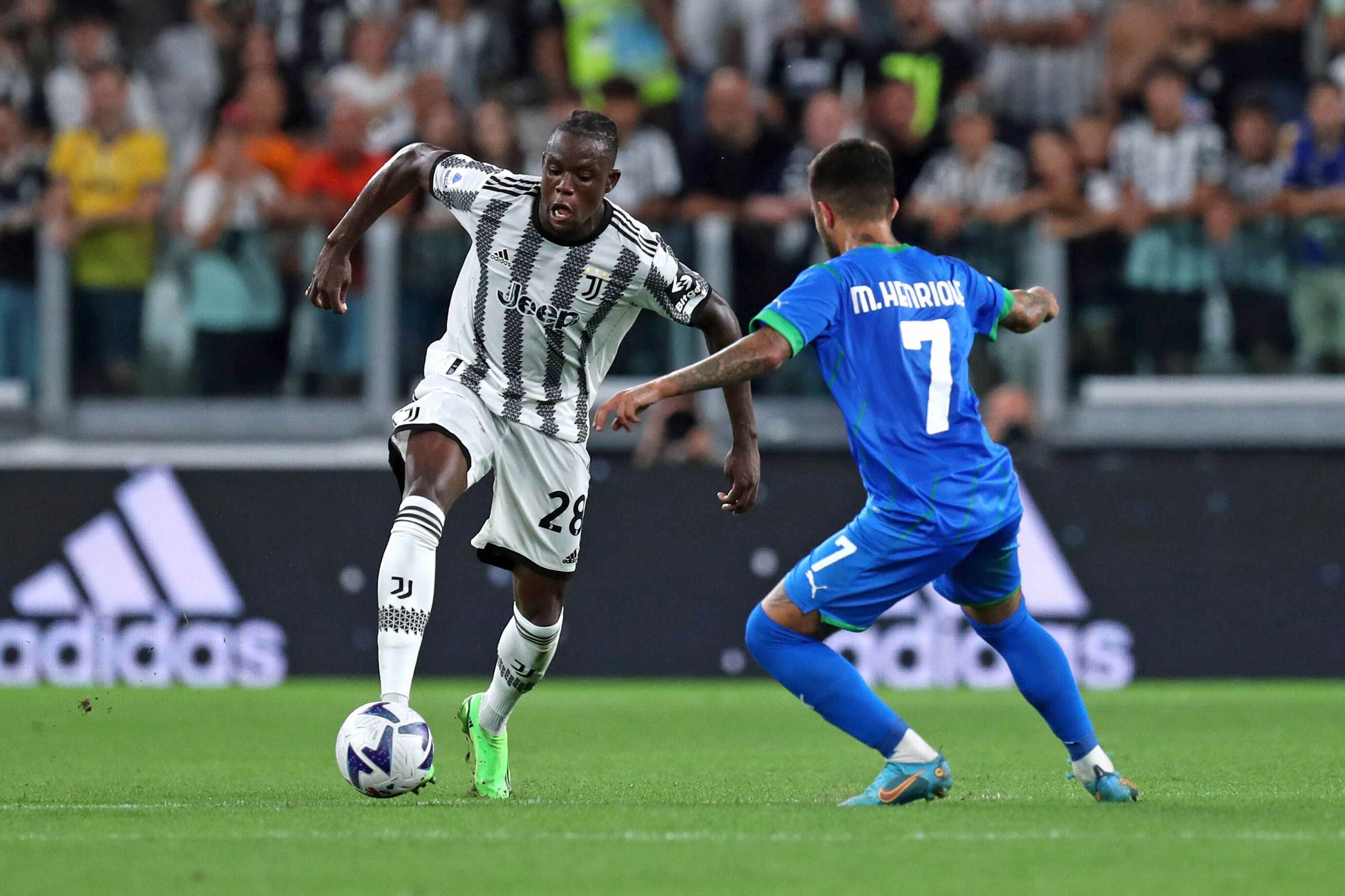 Denis Zakaria (l.), Ex-Gladbach-Profi, hier zu sehen am 15. August 2022 im Trikot seines Klubs Juventus Turin im Serie-A-Duell mit Matheus Henrique (r.) von US Sassuolo Calcio. Zakaria hat den Ball am Fuß.