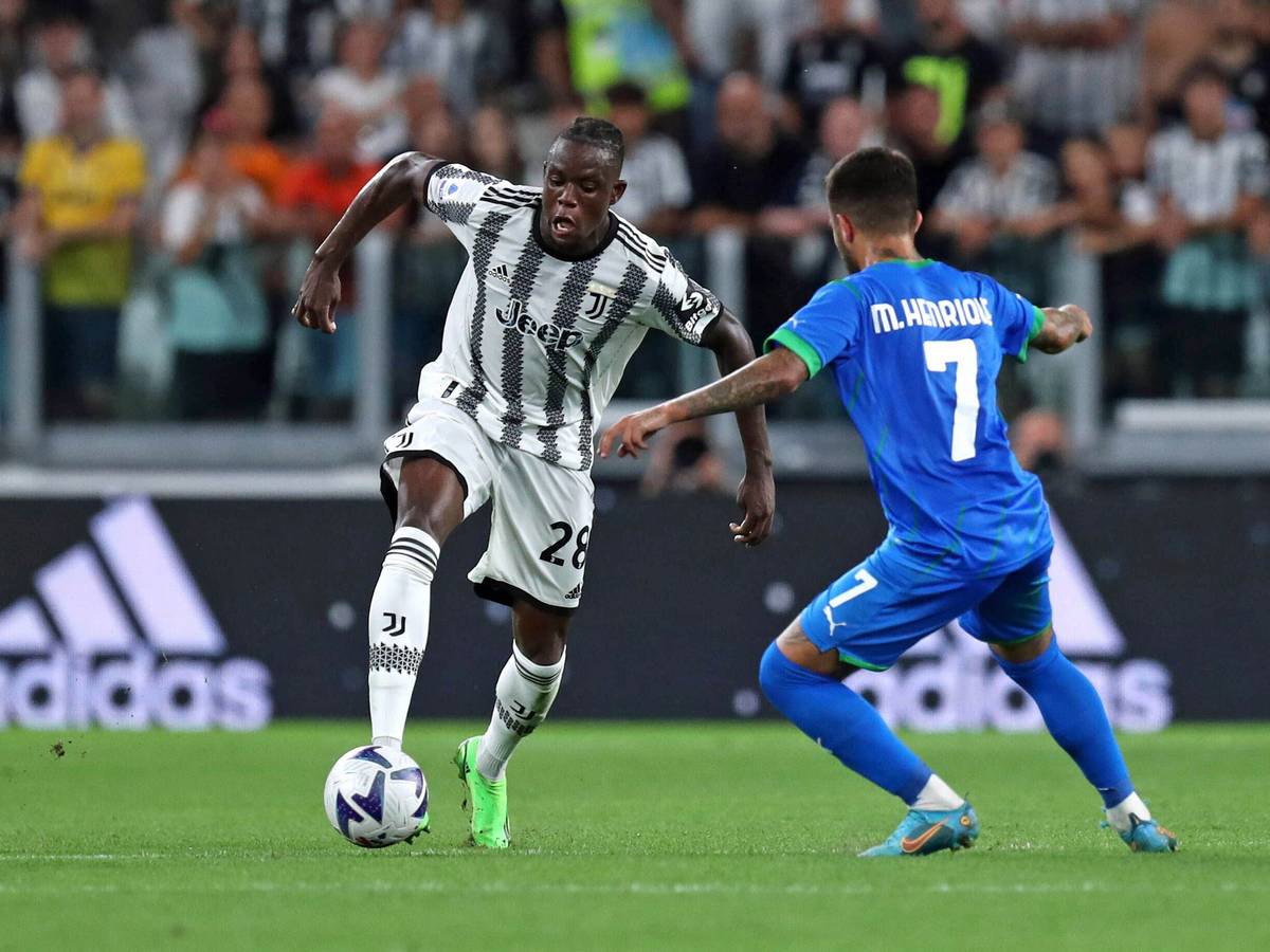 Denis Zakaria (l.), Ex-Gladbach-Profi, hier zu sehen am 15. August 2022 im Trikot seines Klubs Juventus Turin im Serie-A-Duell mit Matheus Henrique (r.) von US Sassuolo Calcio. Zakaria hat den Ball am Fuß.