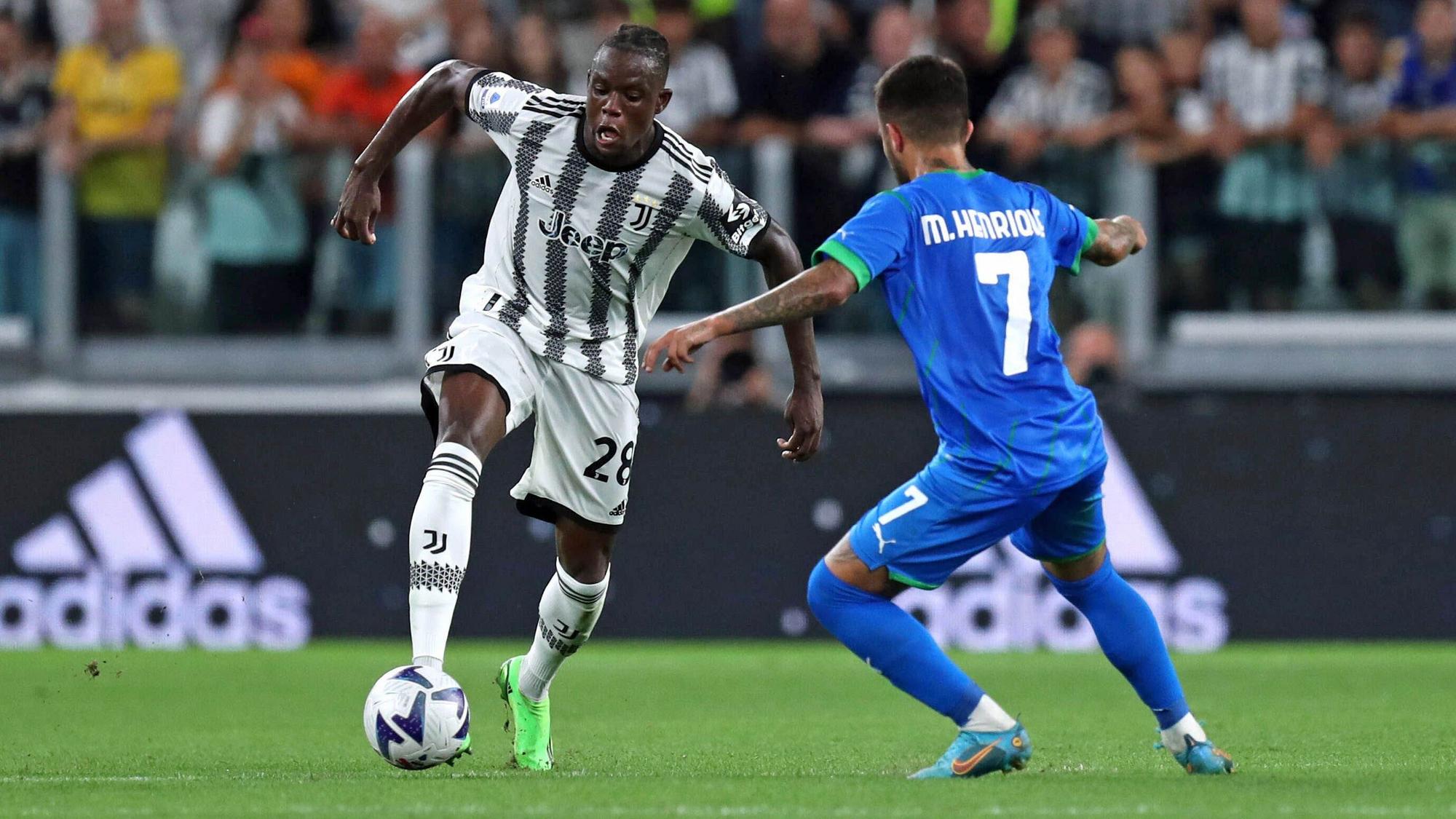 Denis Zakaria (l.), Ex-Gladbach-Profi, hier zu sehen am 15. August 2022 im Trikot seines Klubs Juventus Turin im Serie-A-Duell mit Matheus Henrique (r.) von US Sassuolo Calcio. Zakaria hat den Ball am Fuß.