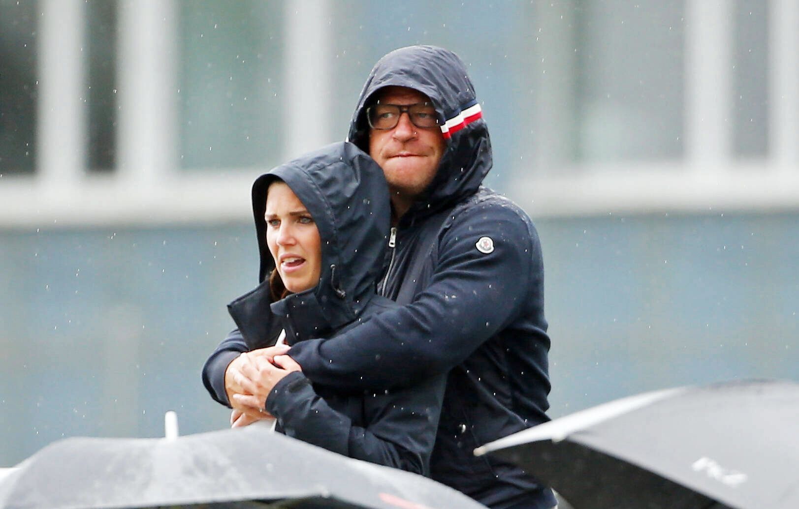 Ex-Gladbach-Manager Max Eberl (r.) schaut sich gemeinsam mit Lebensgefährtin Sedrina Schaller (l.) am 24. Juni 2022 ein Testspiel von Grasshopper Club Zürich gegen den FC Schaffhausen an. Die beiden umarmen sich.