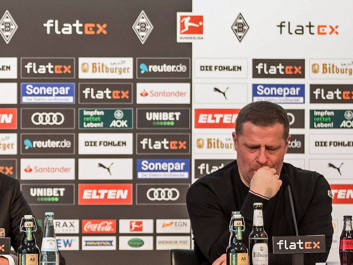 Gladbach-Präsident Rolf Königs (l.) und der ehemalige Borussia-Manager Max Eberl (r.) bei einer Pressekonferenz im Borussia-Park am 28. Januar 2022.