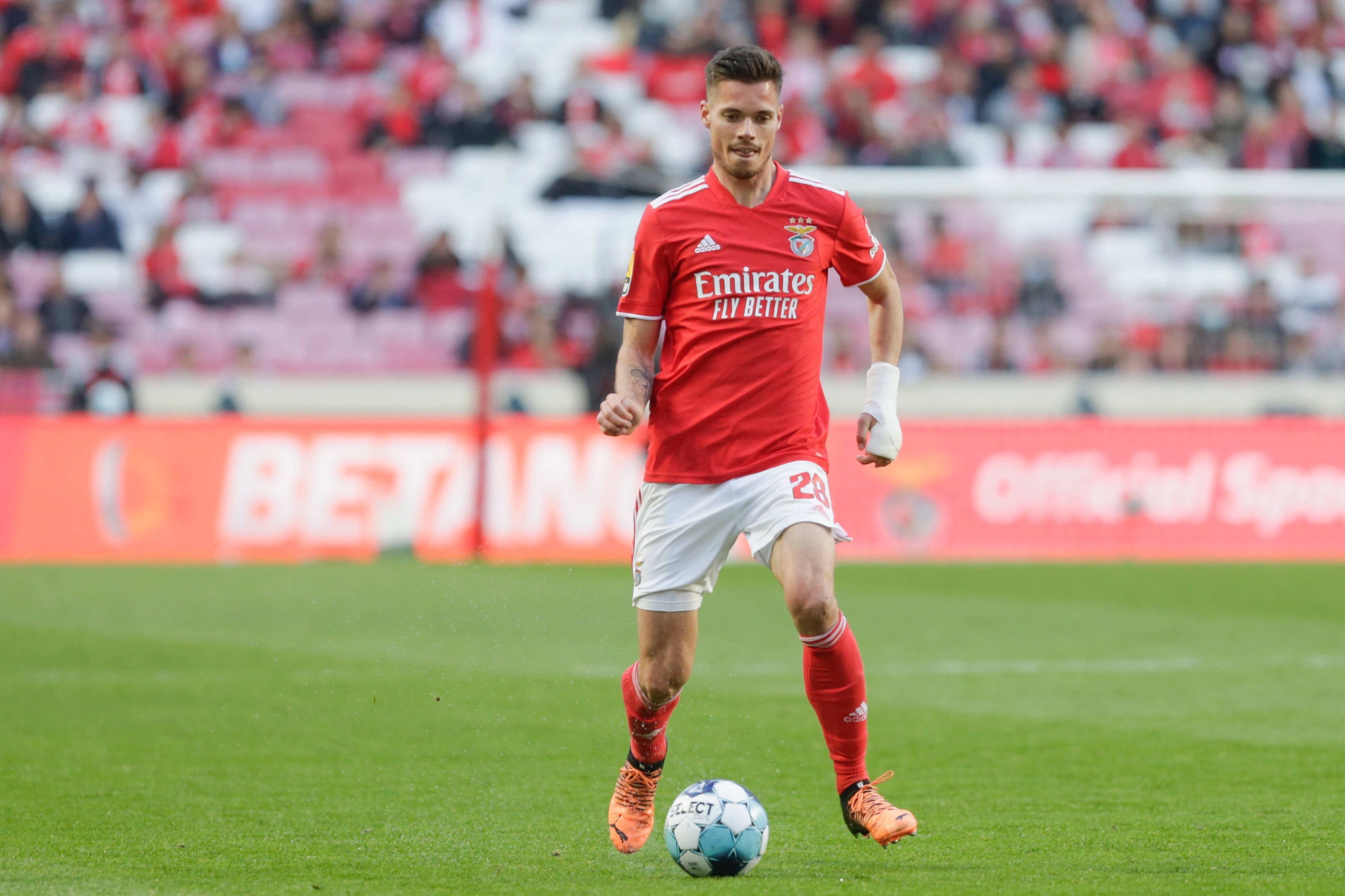 Julian Weigl am 23. April 2022 bei einem Spiel zwischen Benfica Lissabon und Famalicao FC in Aktion. Der 26-Jährige könnte schon bald für Borussia Mönchengladbach im Einsatz sein, berichten portugiesische Medien.