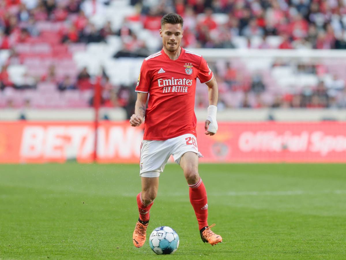 Julian Weigl am 23. April 2022 bei einem Spiel zwischen Benfica Lissabon und Famalicao FC in Aktion. Der 26-Jährige könnte schon bald für Borussia Mönchengladbach im Einsatz sein, berichten portugiesische Medien.