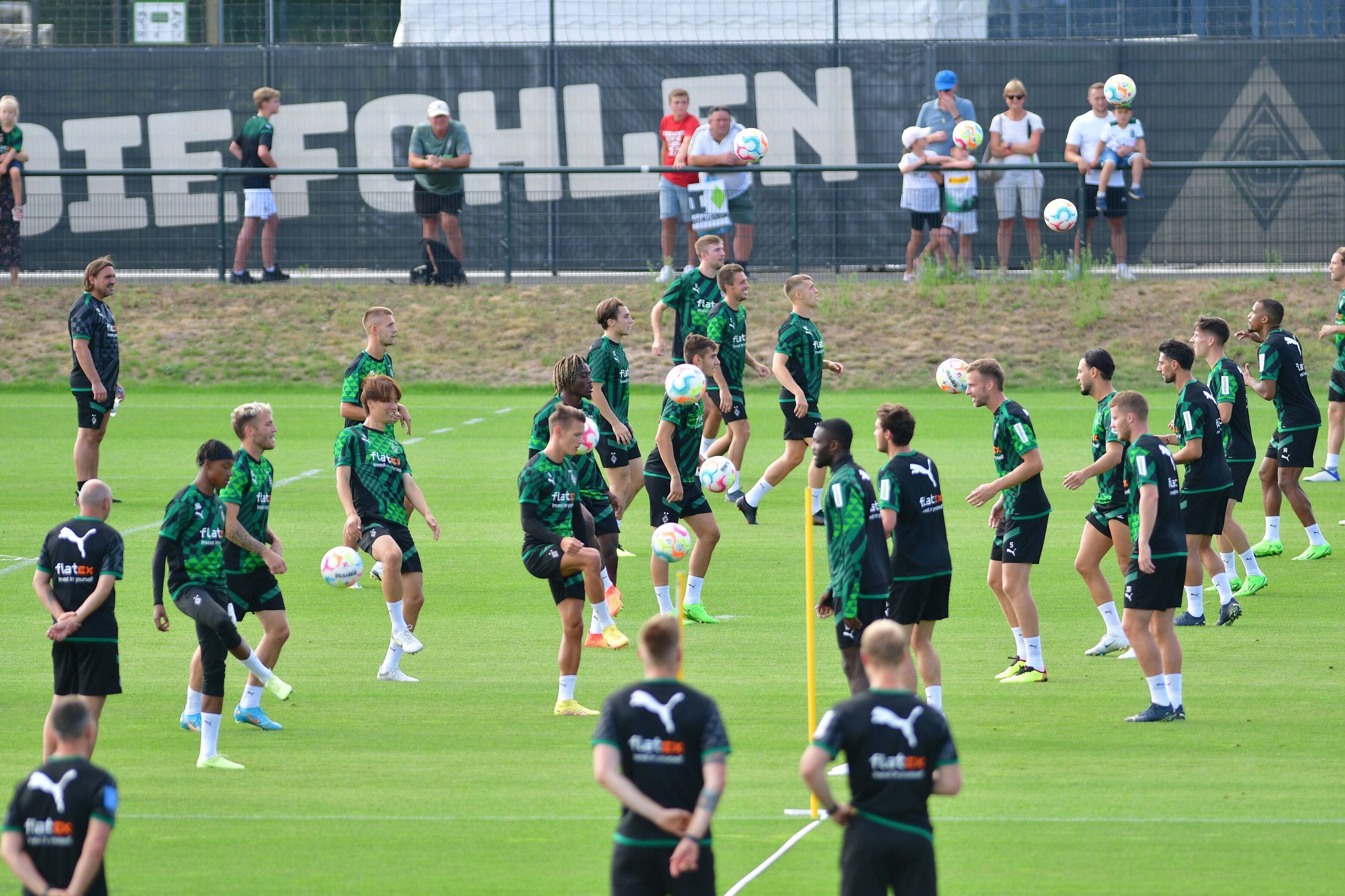 Das Team von Borussia Mönchengladbach hat am Dienstag (23. August 2022) die Vorbereitung auf das Top-Spiel beim FC Bayern München aufgenommen. Das Foto zeigt die Mannschaft bei einer Kurzpass-Übung auf dem Trainingsplatz im Borussia-Park.