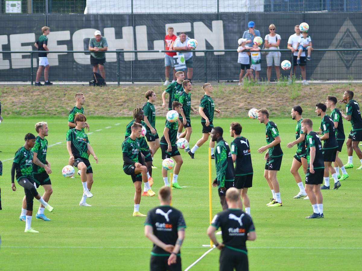Das Team von Borussia Mönchengladbach hat am Dienstag (23. August 2022) die Vorbereitung auf das Top-Spiel beim FC Bayern München aufgenommen. Das Foto zeigt die Mannschaft bei einer Kurzpass-Übung auf dem Trainingsplatz im Borussia-Park.