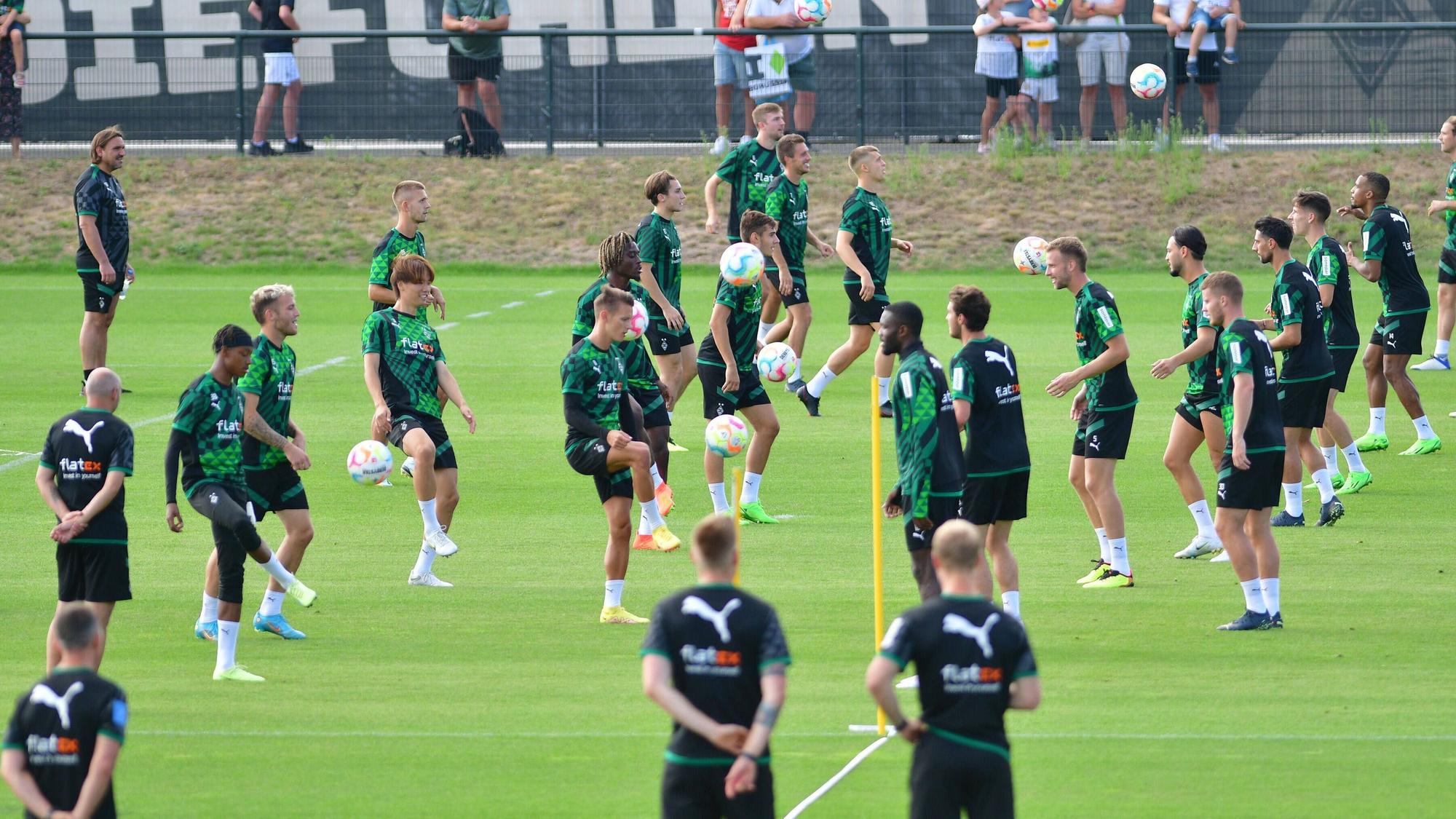 Das Team von Borussia Mönchengladbach hat am Dienstag (23. August 2022) die Vorbereitung auf das Top-Spiel beim FC Bayern München aufgenommen. Das Foto zeigt die Mannschaft bei einer Kurzpass-Übung auf dem Trainingsplatz im Borussia-Park.