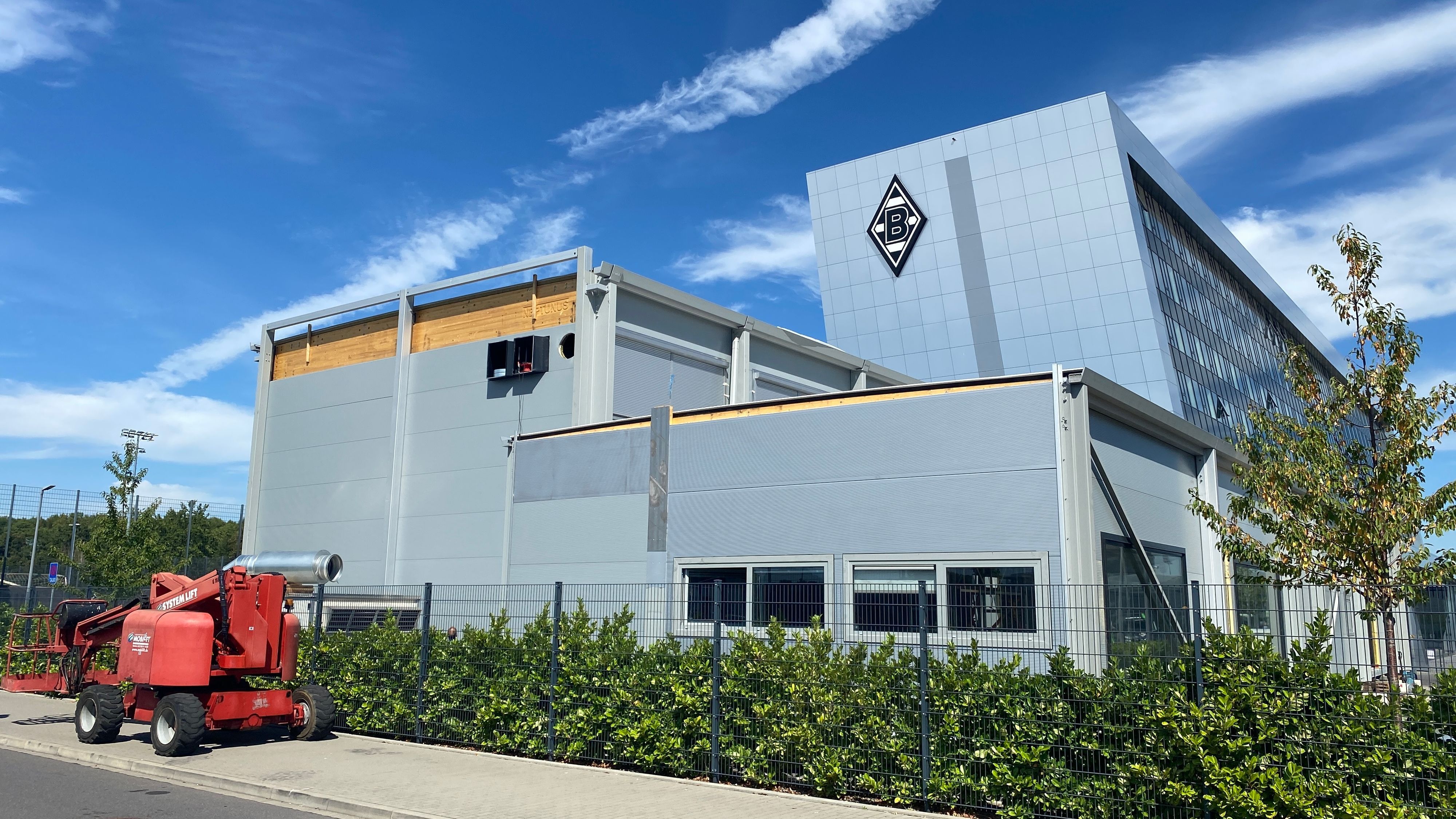 Die Baustelle im Borussia-Park am 24. August 2022. Hier entsteht ein neuer Kraftraum für die Bundesliga-Profis von Borussia Mönchengladbach. Im Hintergrund ist das H-Hotel zu sehen.