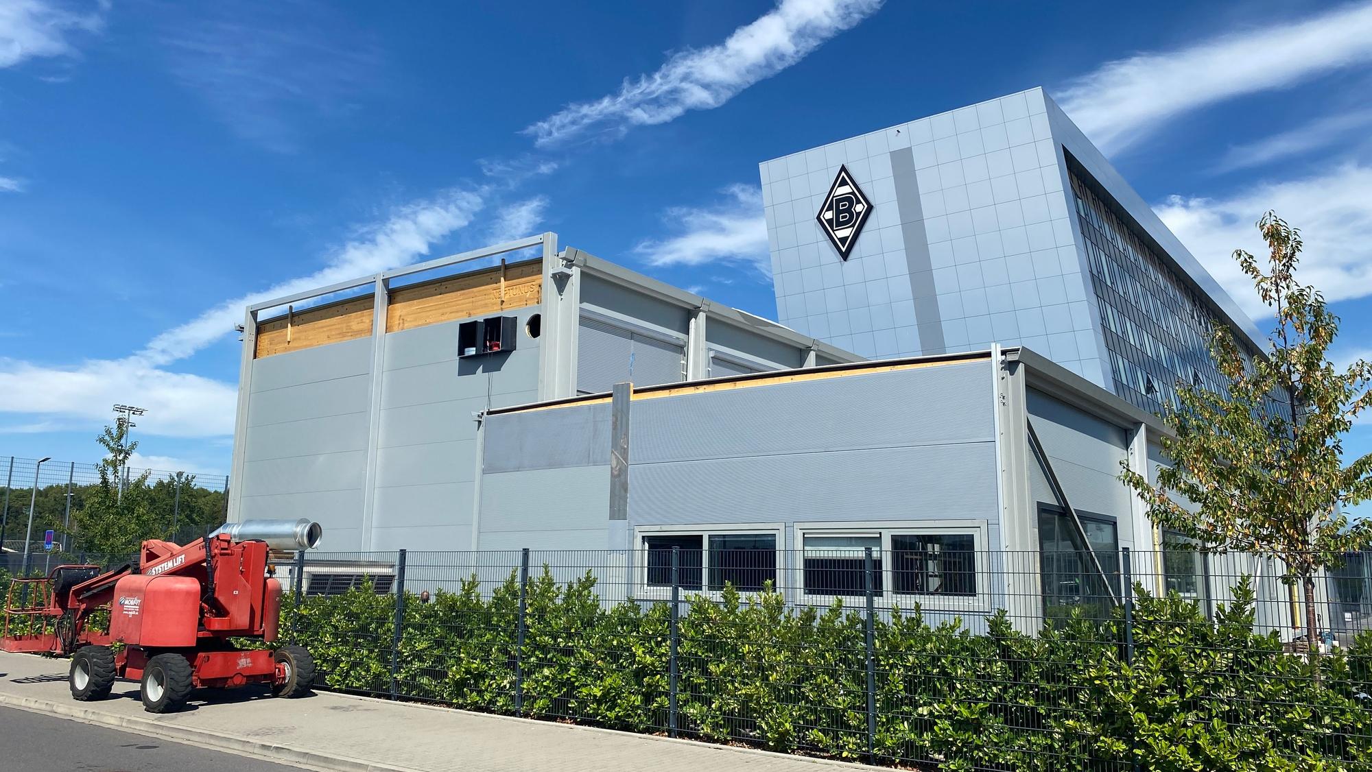Die Baustelle im Borussia-Park am 24. August 2022. Hier entsteht ein neuer Kraftraum für die Bundesliga-Profis von Borussia Mönchengladbach. Im Hintergrund ist das H-Hotel zu sehen.