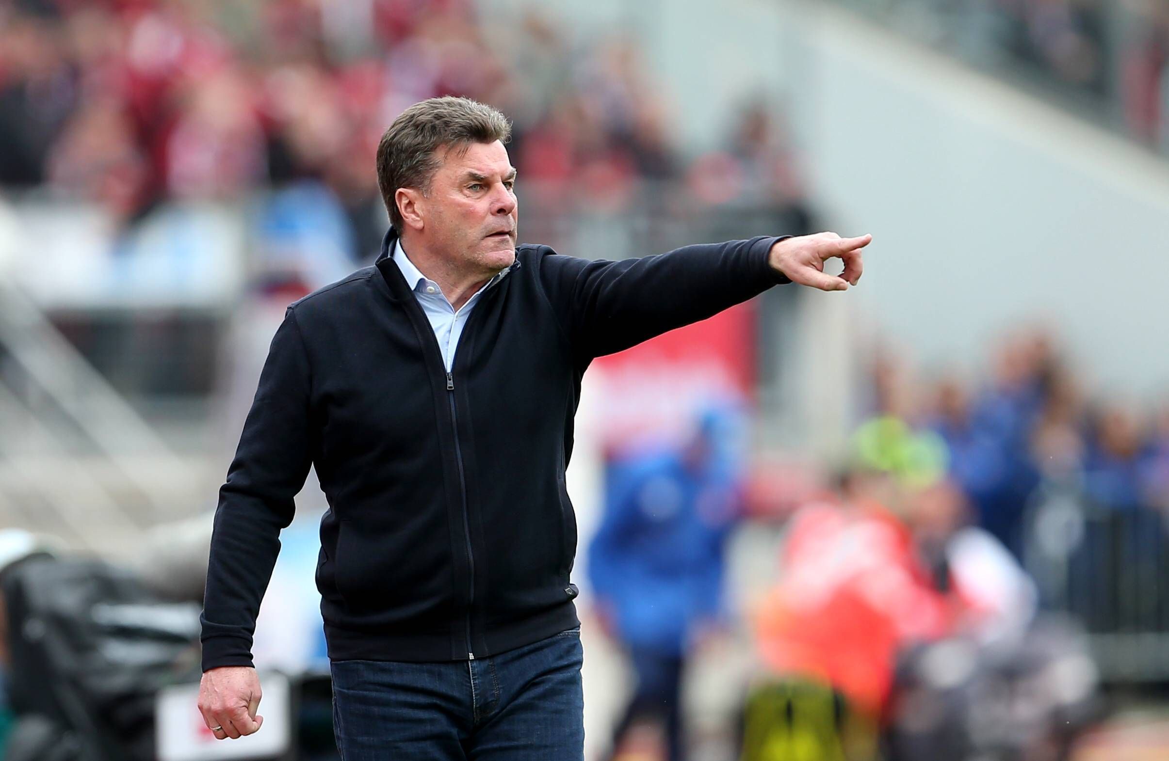 Dieter Hecking, damals noch als Trainer von Borussia Mönchengladbach, am 11. Mai 2019 beim Auswärtsspiel gegen den 1. FC Nürnberg im Max-Morlock-Stadion. Hecking blickt aufs Spielfeld und gibt mit seinem Finger Anweisungen.
