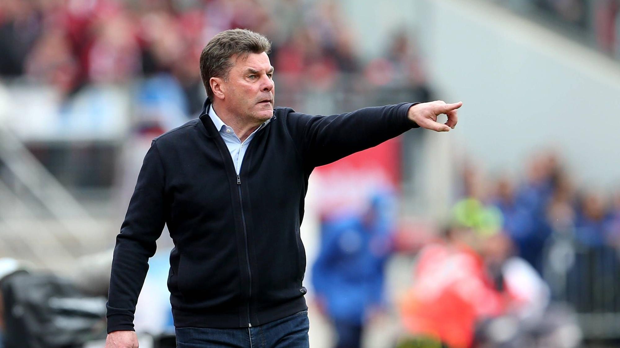 Dieter Hecking, damals noch als Trainer von Borussia Mönchengladbach, am 11. Mai 2019 beim Auswärtsspiel gegen den 1. FC Nürnberg im Max-Morlock-Stadion. Hecking blickt aufs Spielfeld und gibt mit seinem Finger Anweisungen.