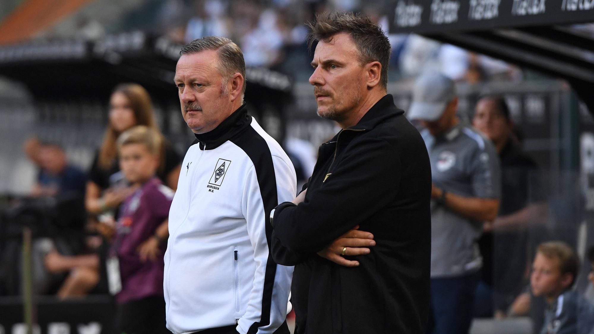 Sportdirektor Roland Virkus (li.) und Direktor Scouting Stefen Korell (re.) von Borussia Mönchengladbach am 19. August 2022 vor dem Heimspiel gegen Hertha BSC.