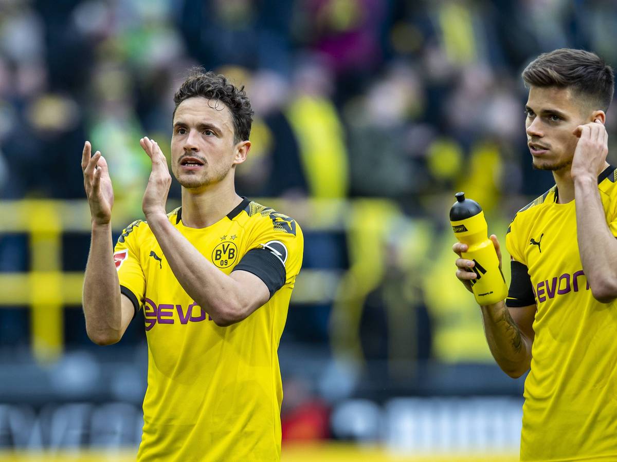 Thomas Delaney (li.) und Julian Weigl (re.) gemeinsam im Trikot von Borussia Dortmund. Das Foto stammt vom 11. Mai 2019. Delaney klatsch und bedankt sich bei den Fans, Weigl hält in der rechten Hand eine Trinkflasche.