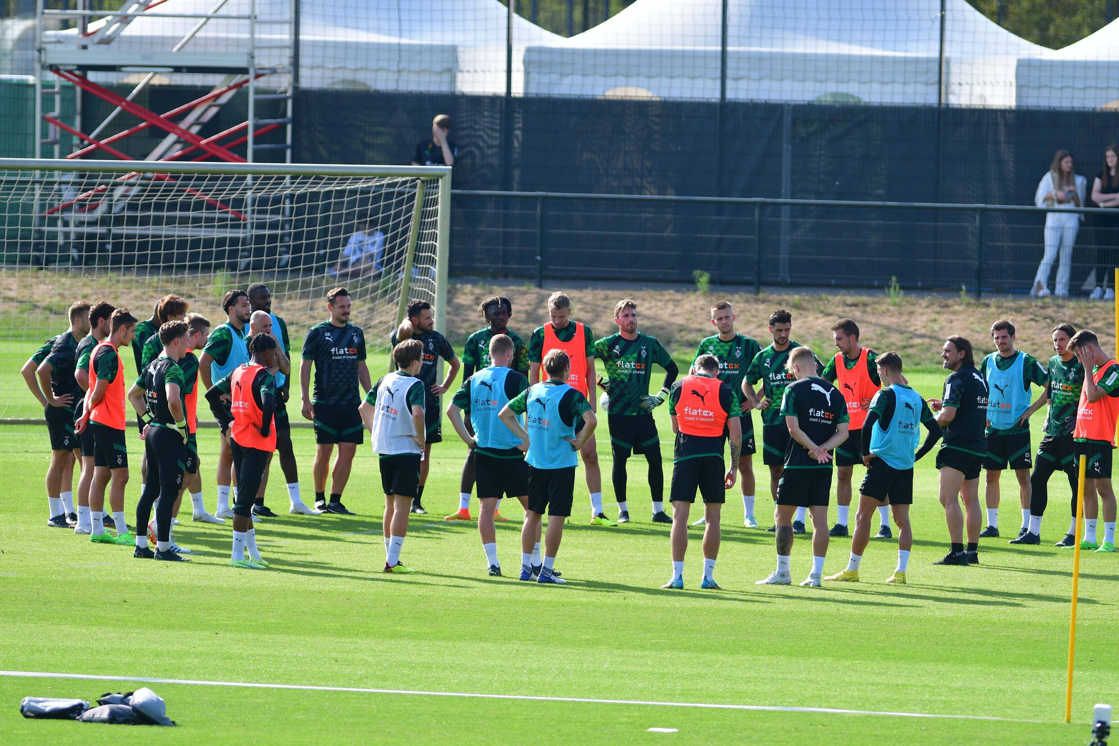Das Team von Fußball-Bundesligist Borussia Mönchengladbach bei einer Trainingseinheit im Borussia-Park am 24. August 2022. Trainer Daniel Farke hat die Mannschaft in einen Kreis zusammengerufen und hält eine Ansprache.