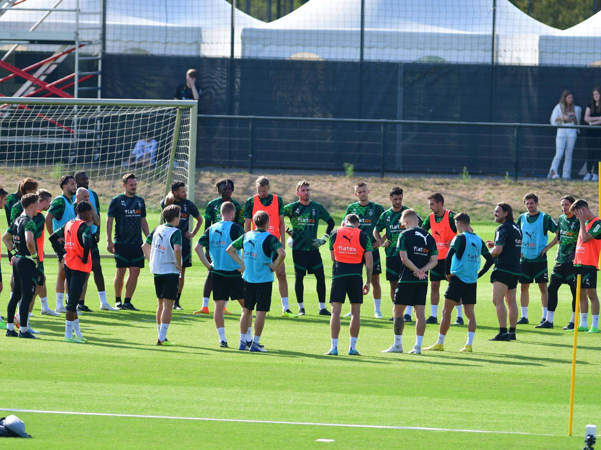Das Team von Fußball-Bundesligist Borussia Mönchengladbach bei einer Trainingseinheit im Borussia-Park am 24. August 2022. Trainer Daniel Farke hat die Mannschaft in einen Kreis zusammengerufen und hält eine Ansprache.