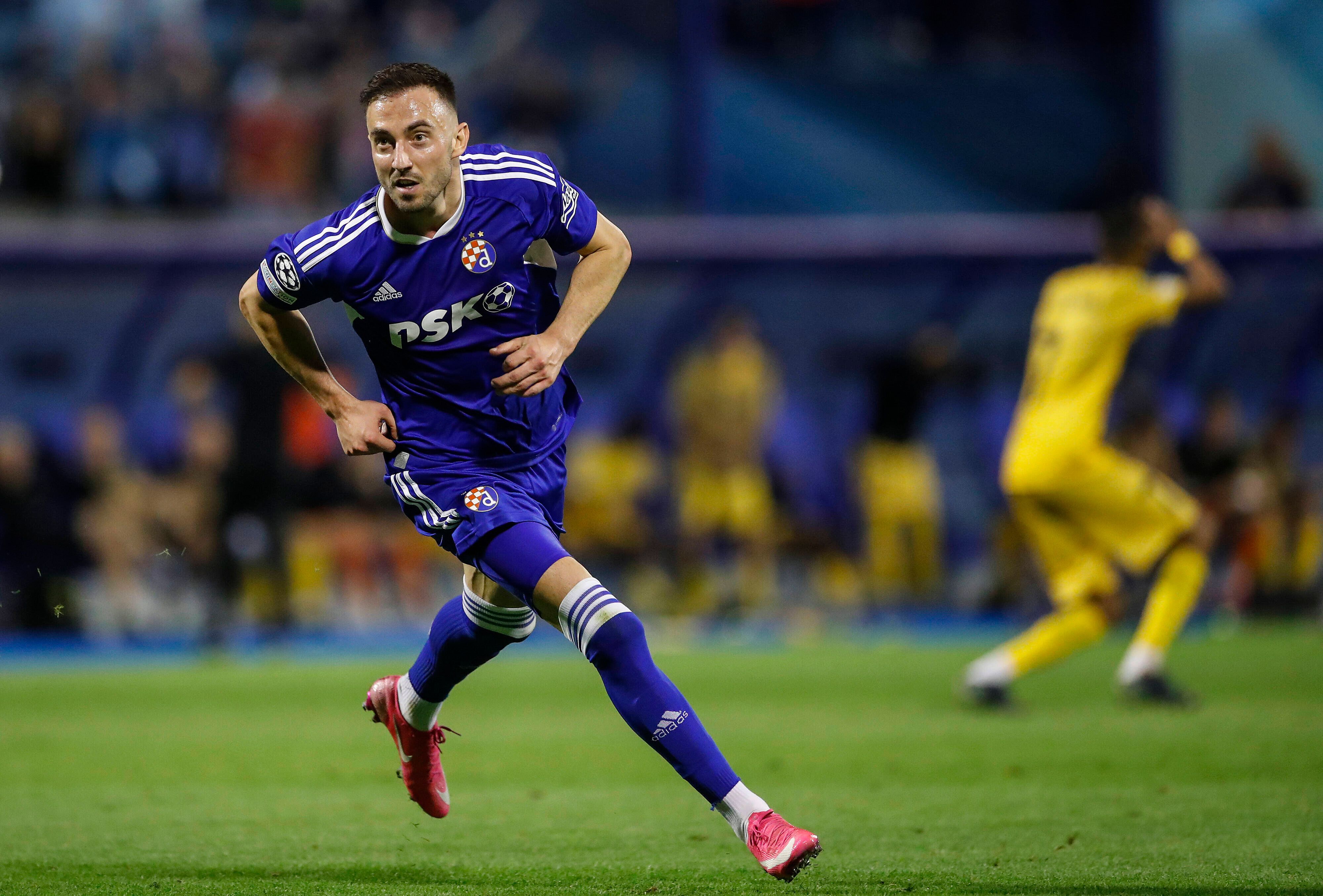 Der ehemalige Stürmer von Borussia Mönchengladbach Josip Drmic dreht nach seinem Treffer für Dinamo Zagreb gegen Bodö/Glimt zum Jubel ab. Das Foto stammt vom Champions-League-Play-off-Spiel am 24. August 2022.