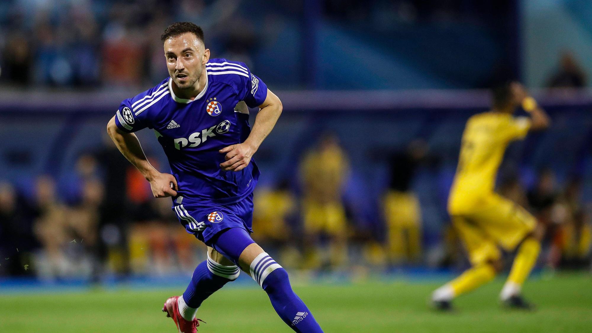 Der ehemalige Stürmer von Borussia Mönchengladbach Josip Drmic dreht nach seinem Treffer für Dinamo Zagreb gegen Bodö/Glimt zum Jubel ab. Das Foto stammt vom Champions-League-Play-off-Spiel am 24. August 2022.