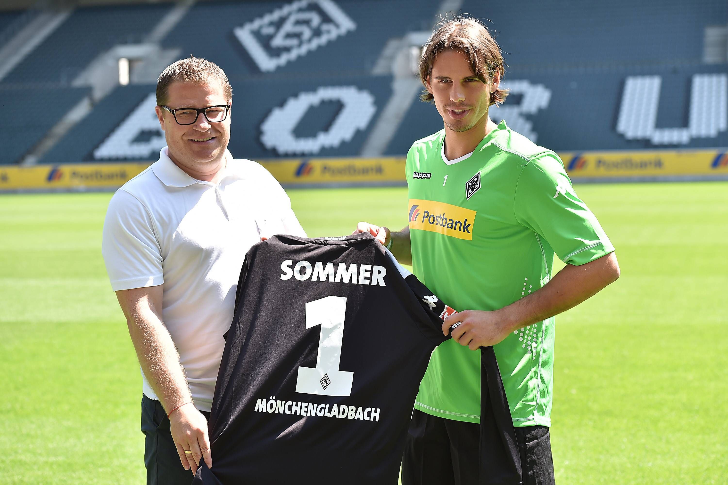 Gladbach-Keeper Yann Sommer (r.) und Ex-Borussia-Manager Max Eberl (l.), hier zu sehen am 23. Juli 2014 im Borussia-Park. Die beiden halten ein Trikot mit der Rückennummer eins in den Händen.