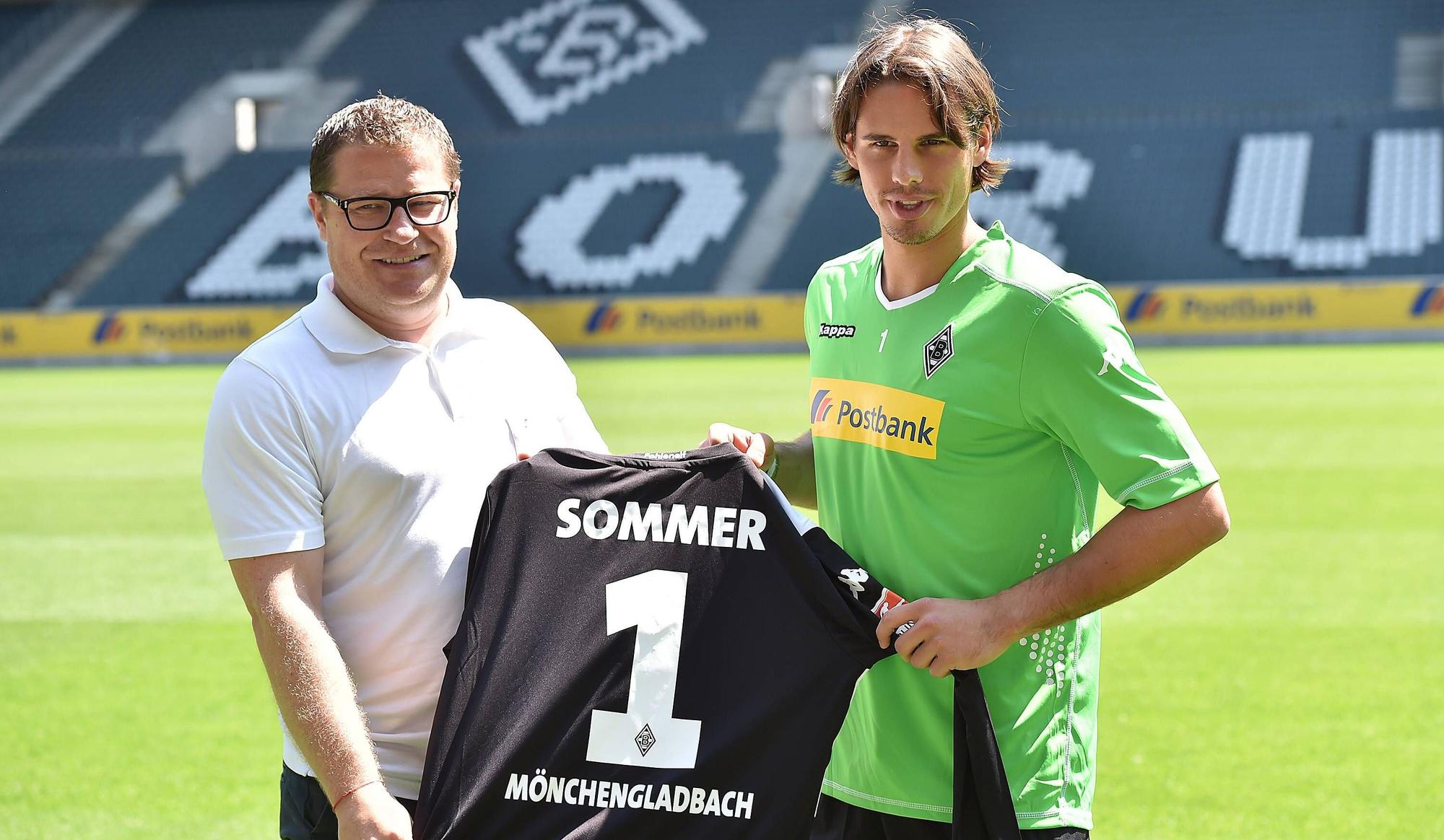Gladbach-Keeper Yann Sommer (r.) und Ex-Borussia-Manager Max Eberl (l.), hier zu sehen am 23. Juli 2014 im Borussia-Park. Die beiden halten ein Trikot mit der Rückennummer eins in den Händen.