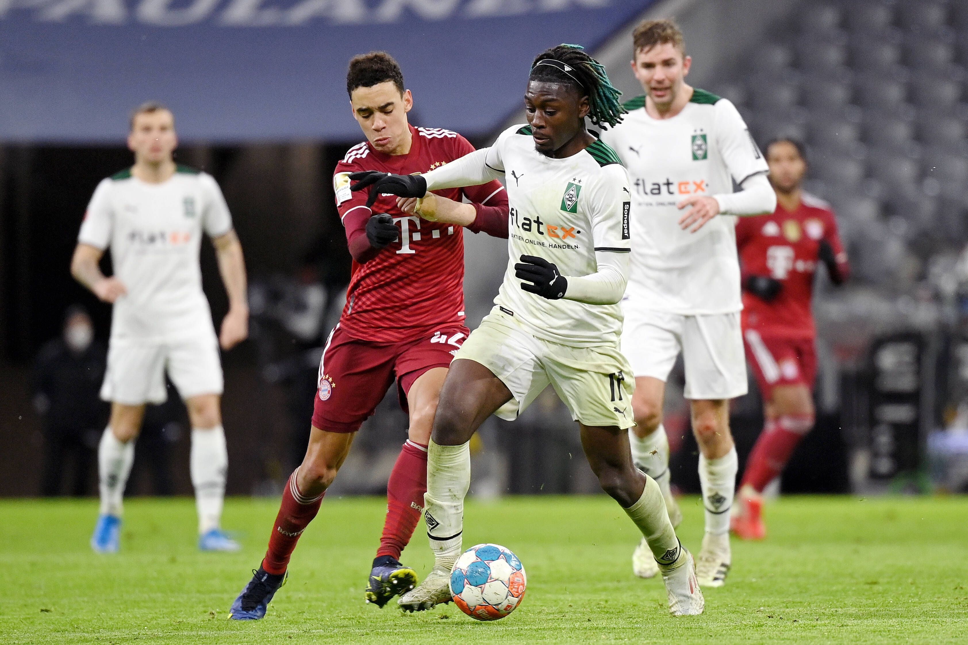Borussia Mönchengladbach tritt am 4. Bundesliga-Spieltag (27. August 2022/18.30 Uhr) beim FC Bayern München an. Das Foto zeigt Bayerns Jamal Musiala (l.) im Duell mit Gladbachs Manu Koné (r.) am 7. Januar 2022.