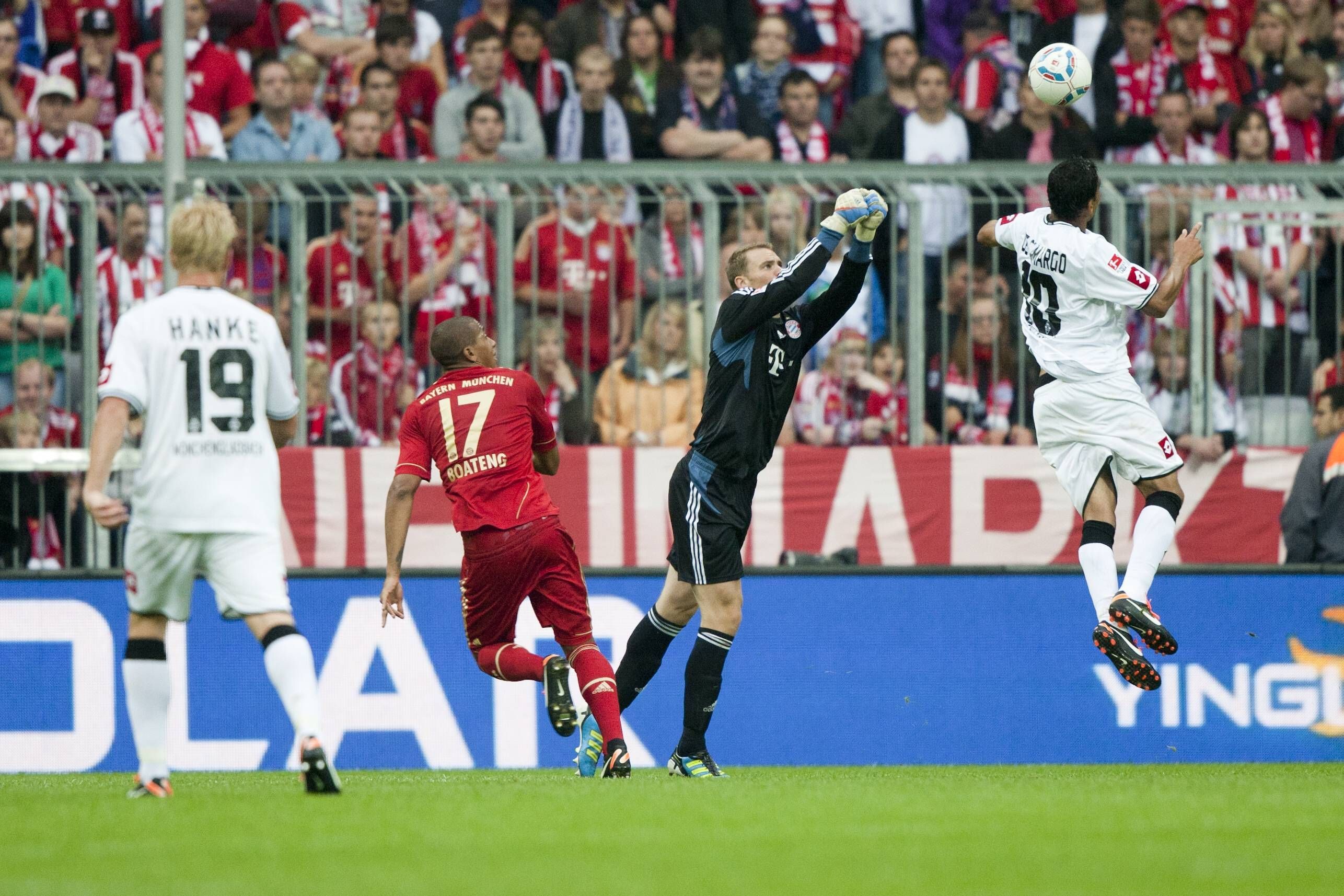 Stürmer Igor de Camargo (r.) köpft in dieser Szene (7. August 2011) Borussia Mönchengladbach zum ersten Bundesliga-Sieg (1:0) gegen Bayern München in der Allianz-Arena. Torhüter Manuel Neuer (2.v.r.) kommt zu spät.